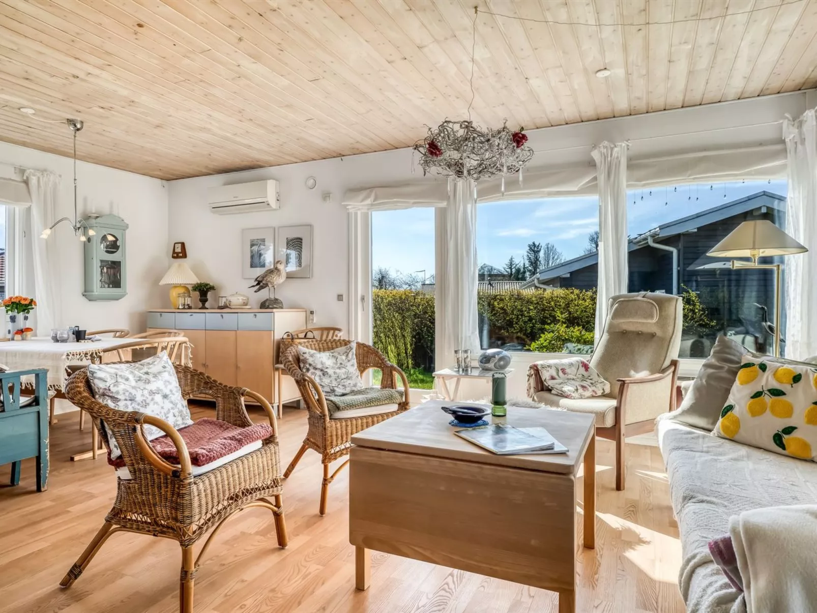 "Bara" -  from the sea-Binnen