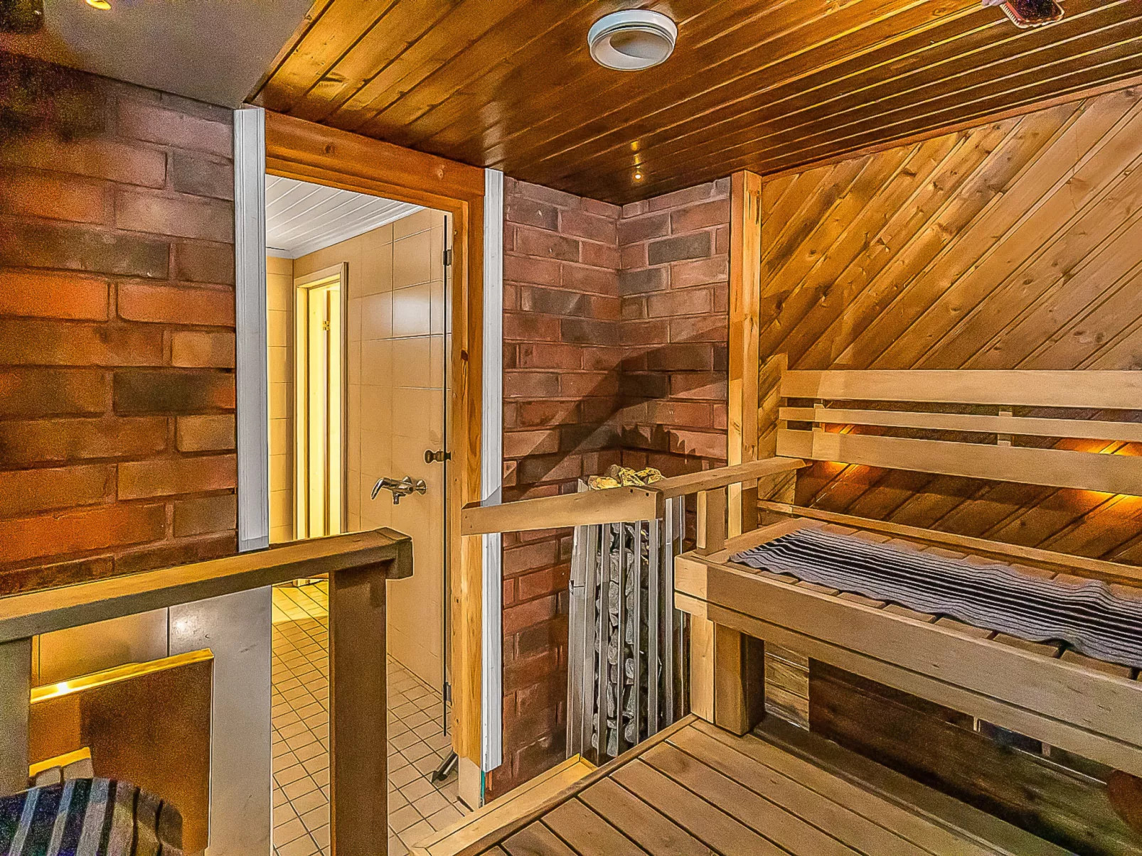 Päätalo, mökkilomat ja perhejuhlat-Binnen