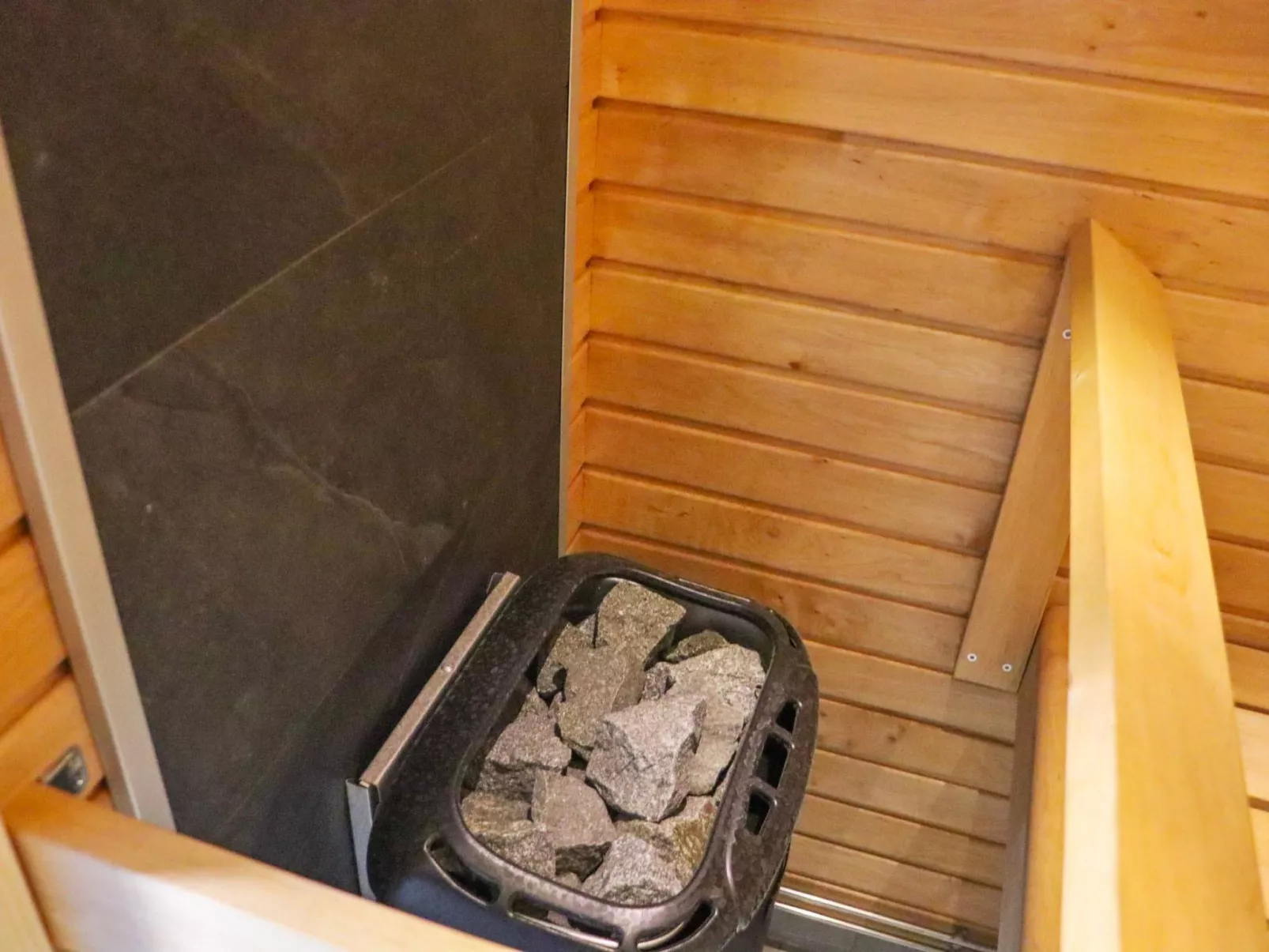 Hallantytär b3 paritalo-Binnen