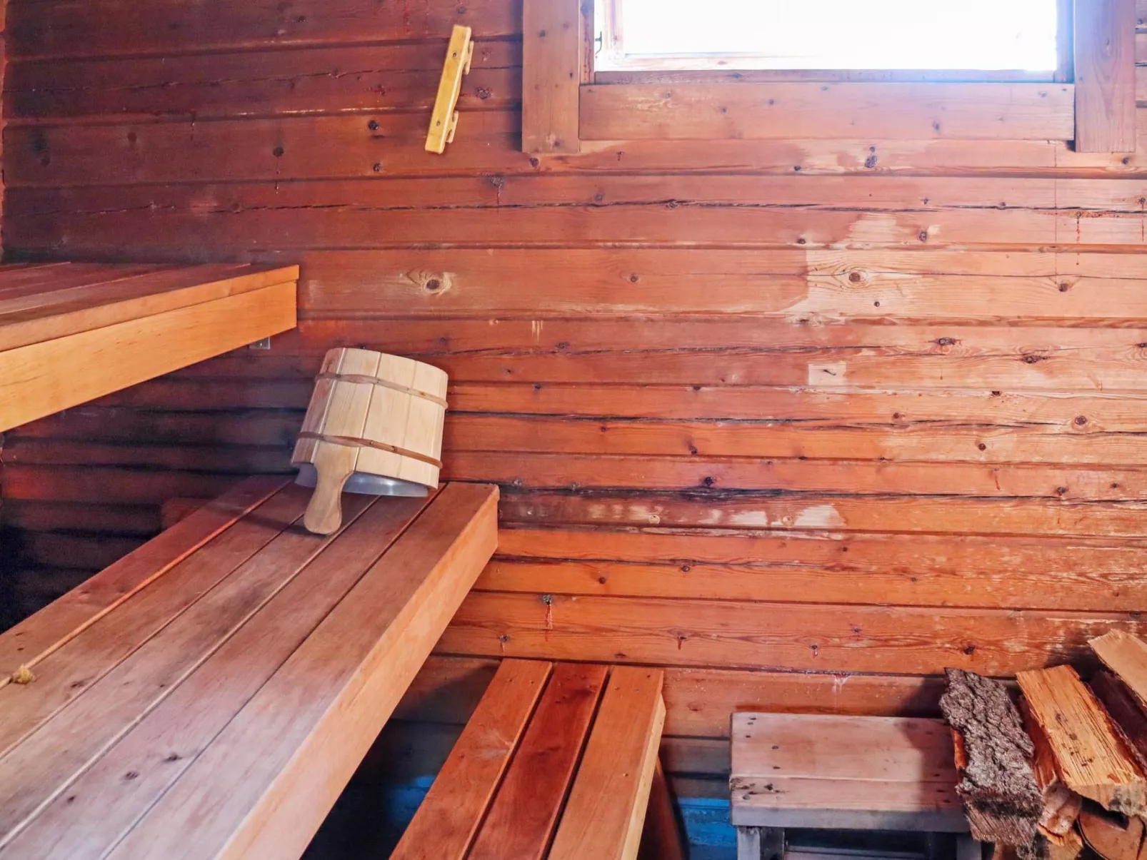 Laattajan hirsipirtti-Binnen