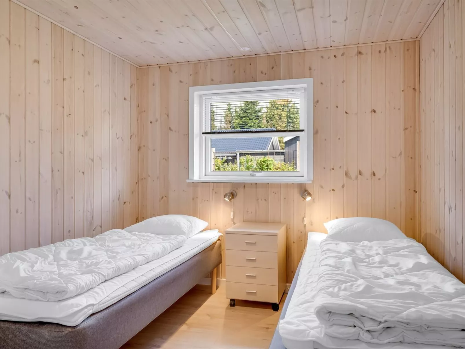 "Ebertine" - 740m to the fjord-Binnen