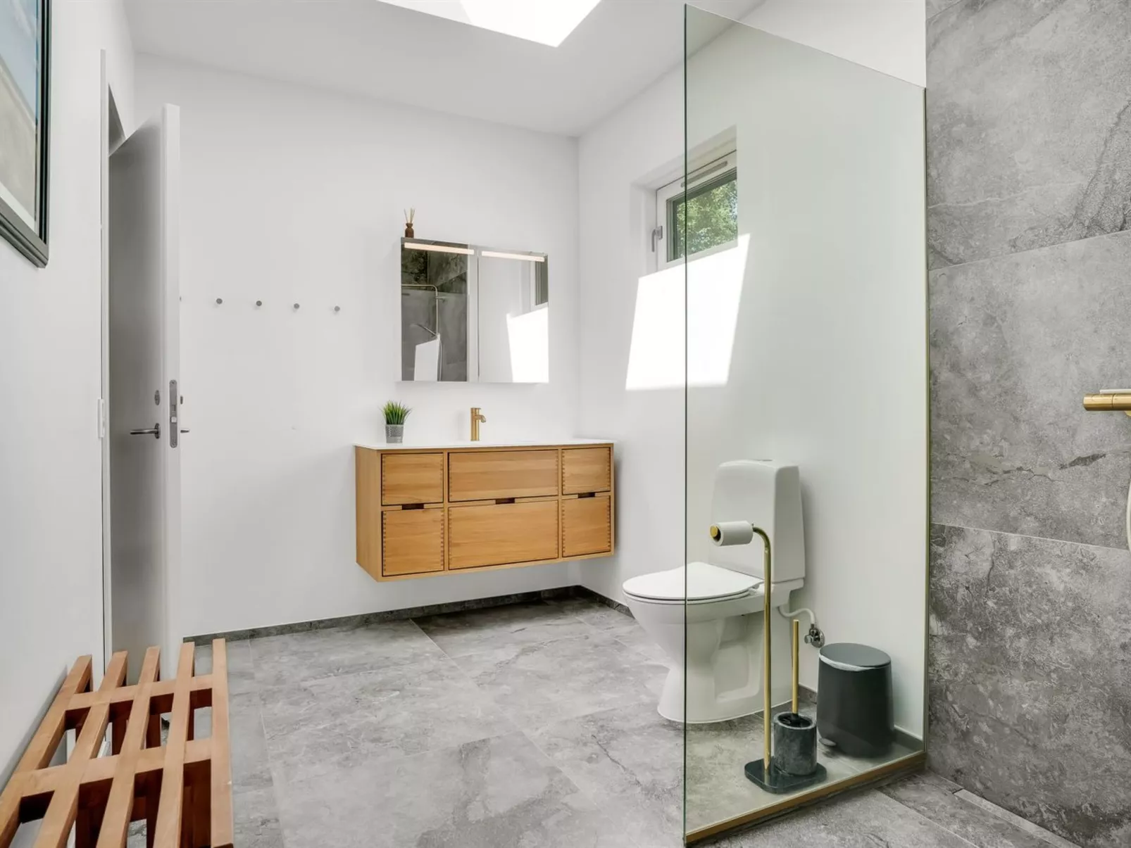 "Jonas" -  from the sea-Binnen