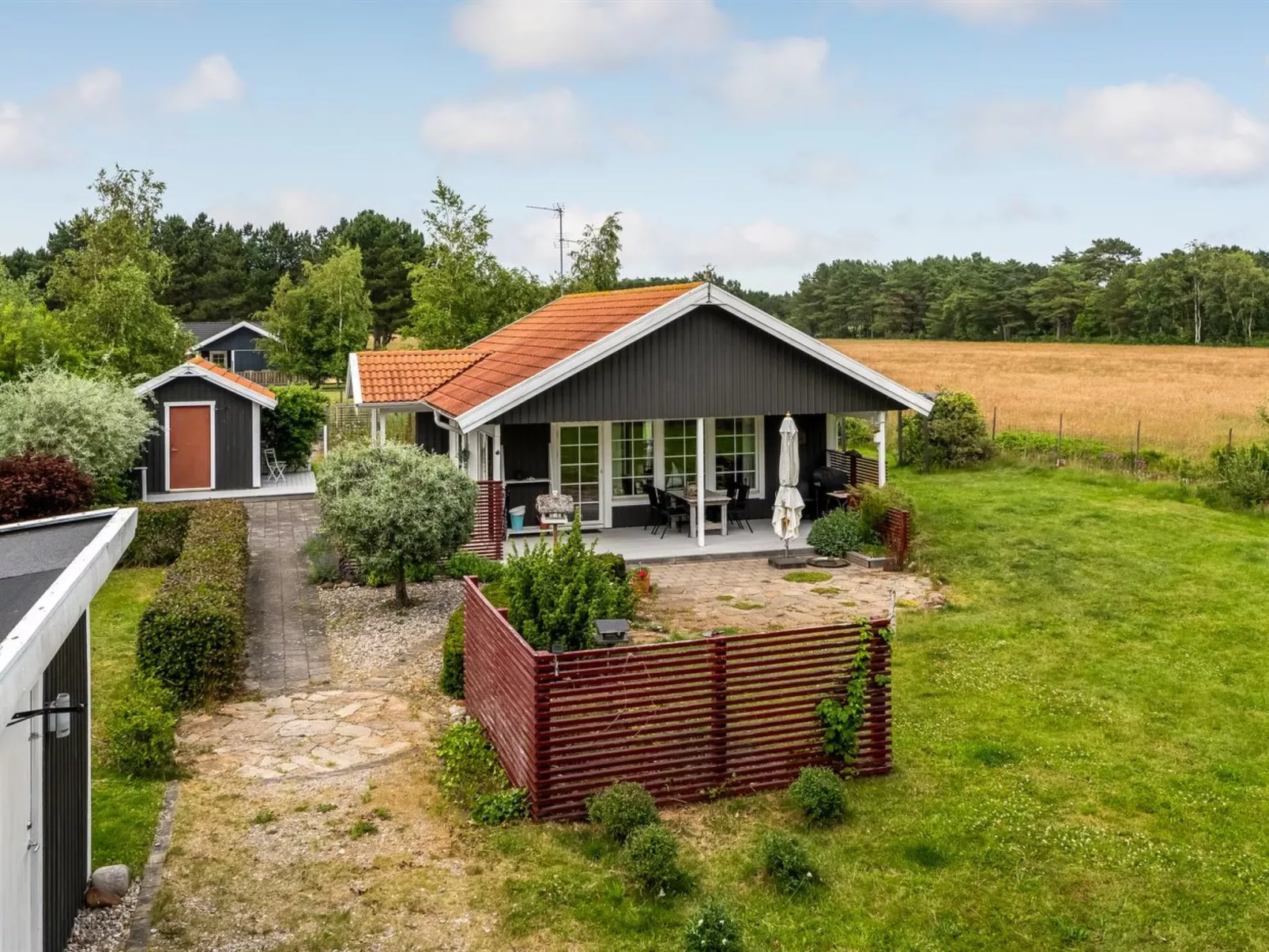 "Thine" - 800m from the sea-Buiten