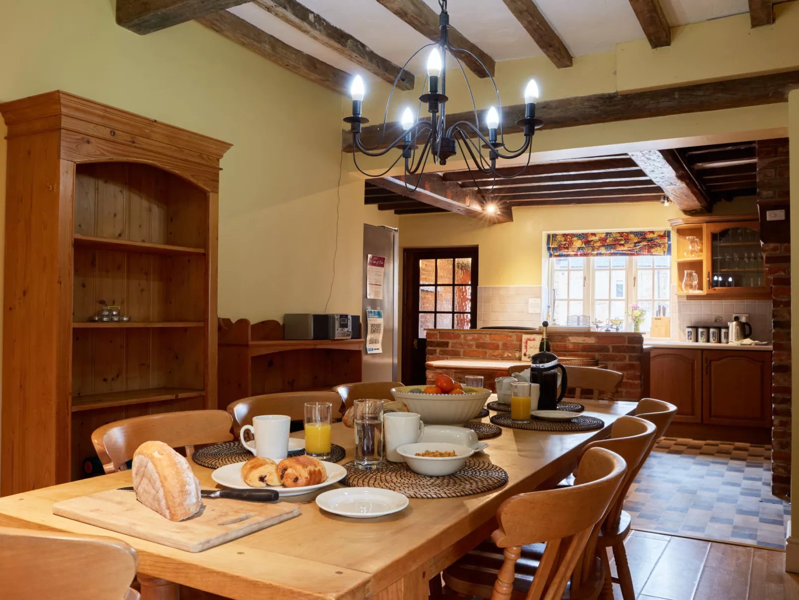 The Farmhouse-Binnen