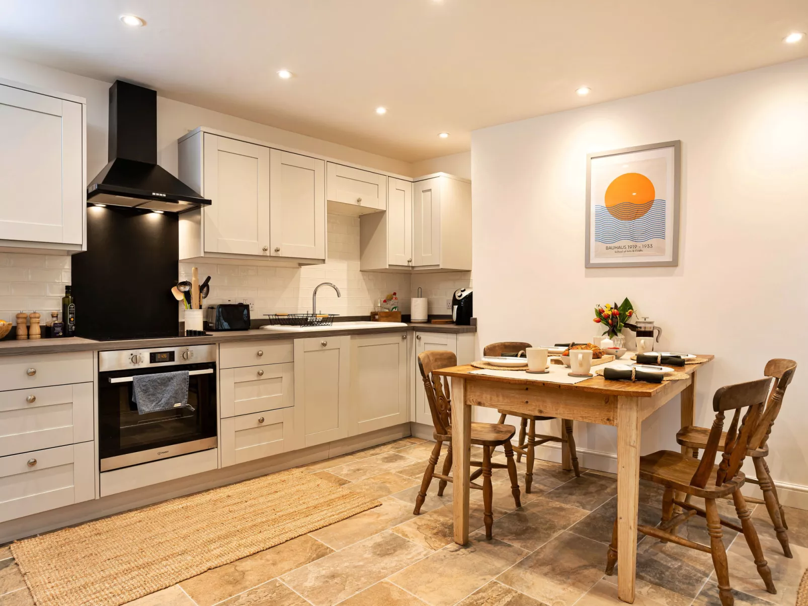 Courtyard Cottage-Binnen