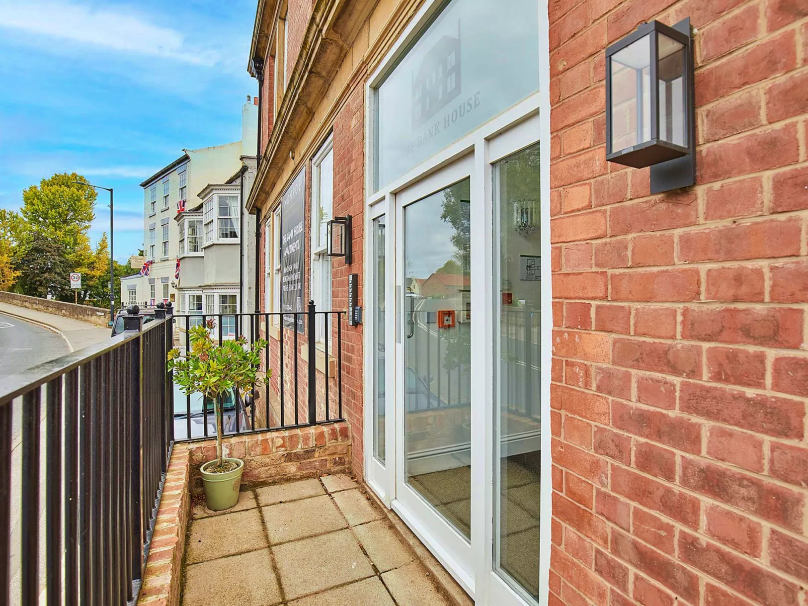 The Bank House-Buiten