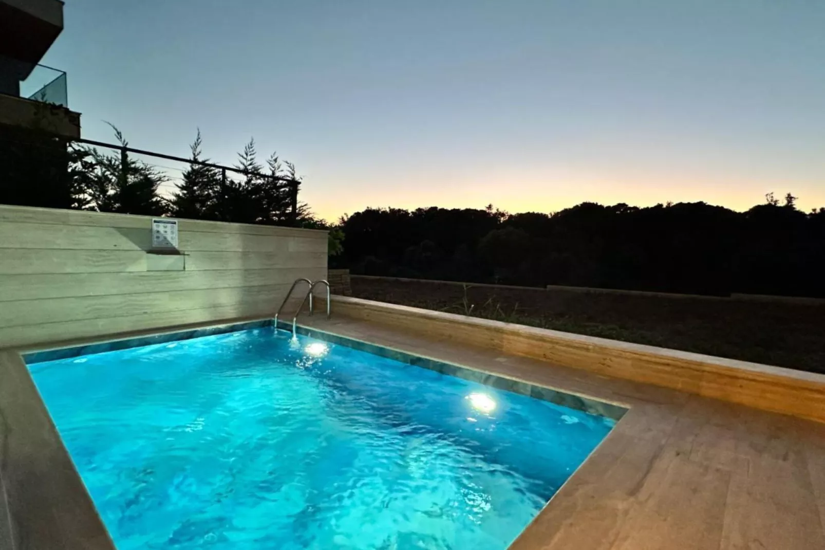 Leonarda Waterfront Residences-Two-Bedroom Apartment with private pool (The Bayfront One) -S5-Zwembad