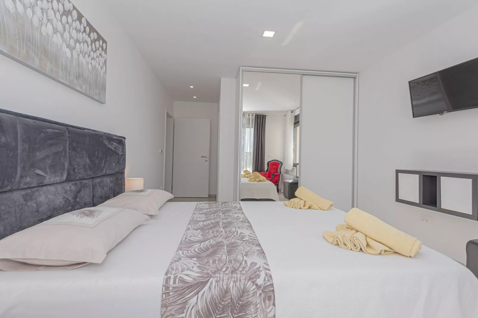 Four-Bedroom Villa With Pool-Slaapkamer