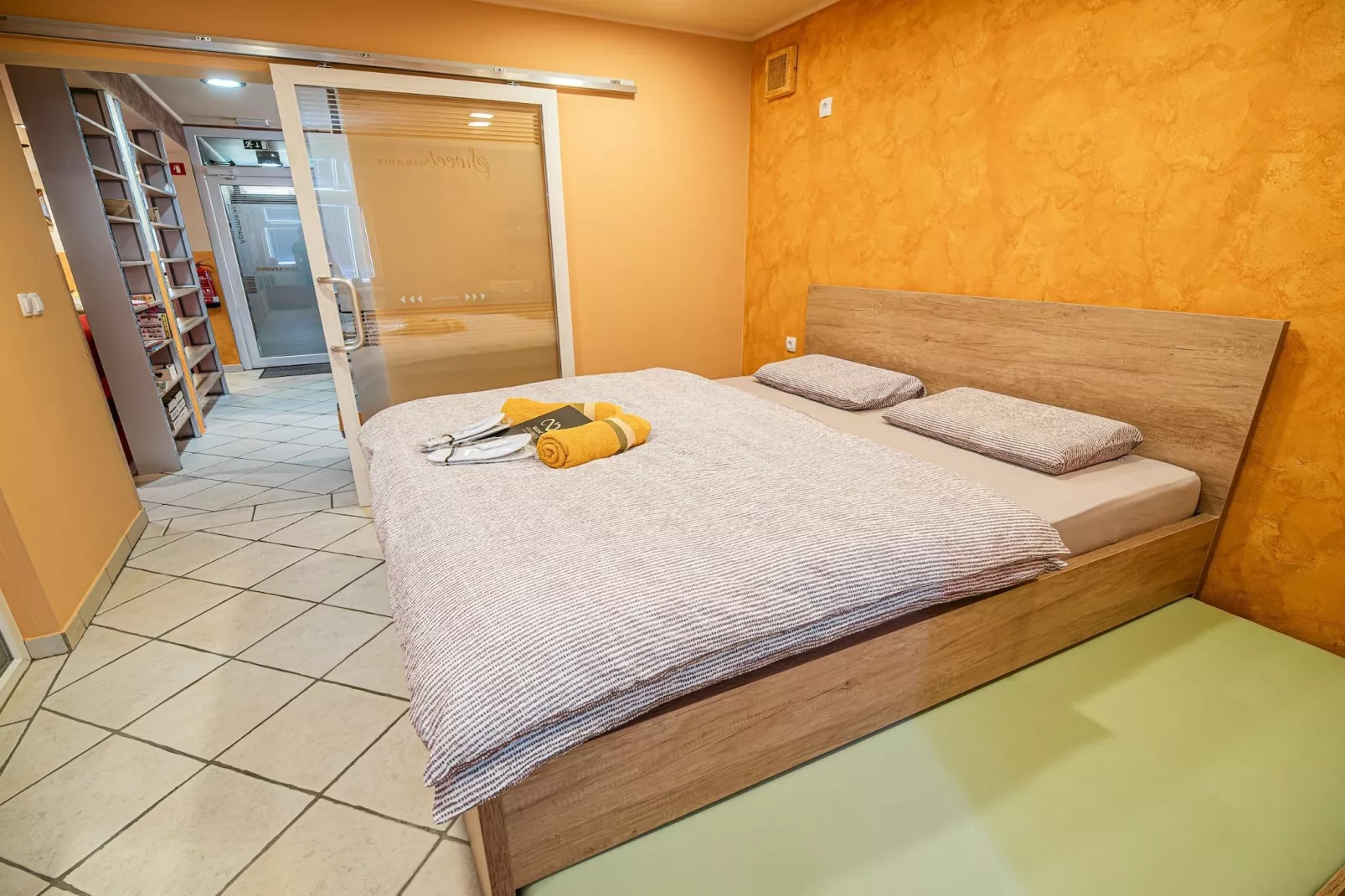 Elegant and Stylish Retreat Apartments with Terrace - Two Bedroom Apartment with Terrace-Slaapkamer