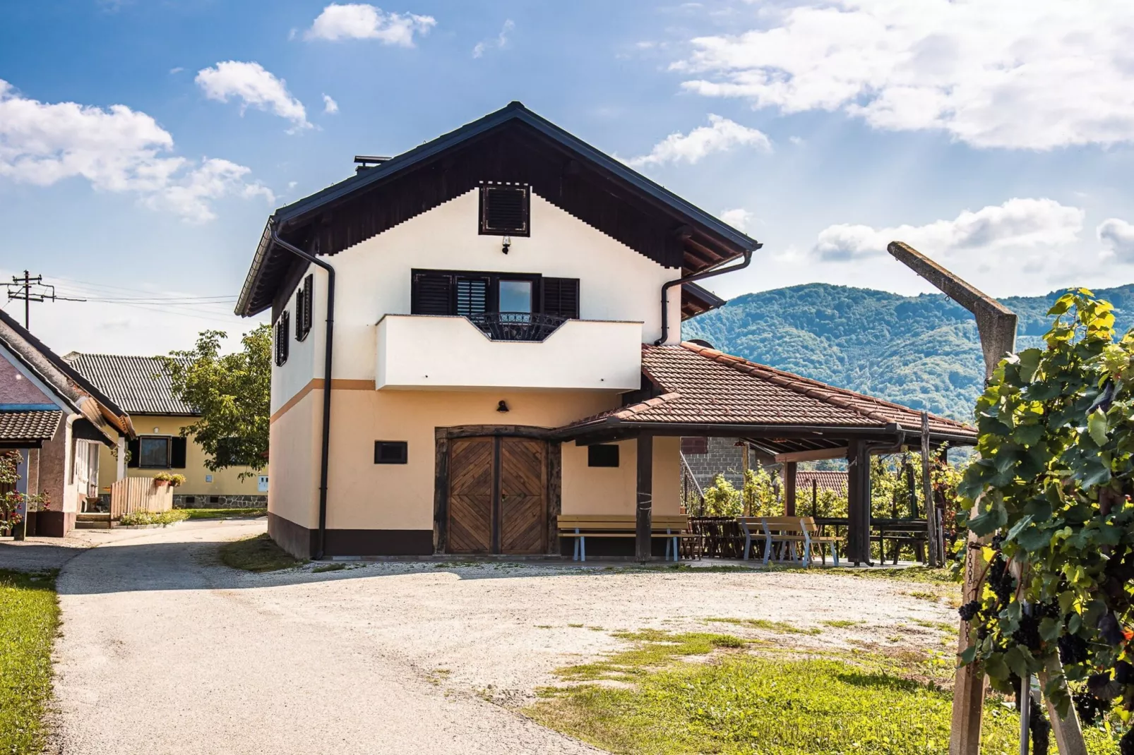 Serene Hollow Holiday Home with Mountain View - Two Bedroom Holiday Home with Mountain View-Buitenlucht