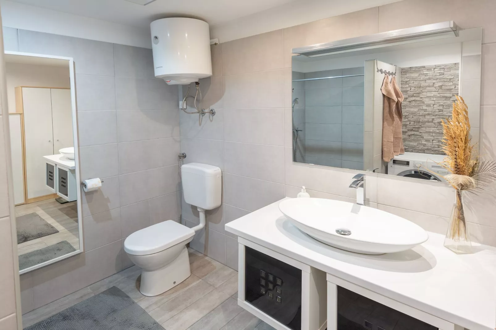 Family-Friendly Serene Retreat Holiday Home - Four Bedroom Holiday Home  with Terrace-Badkamer