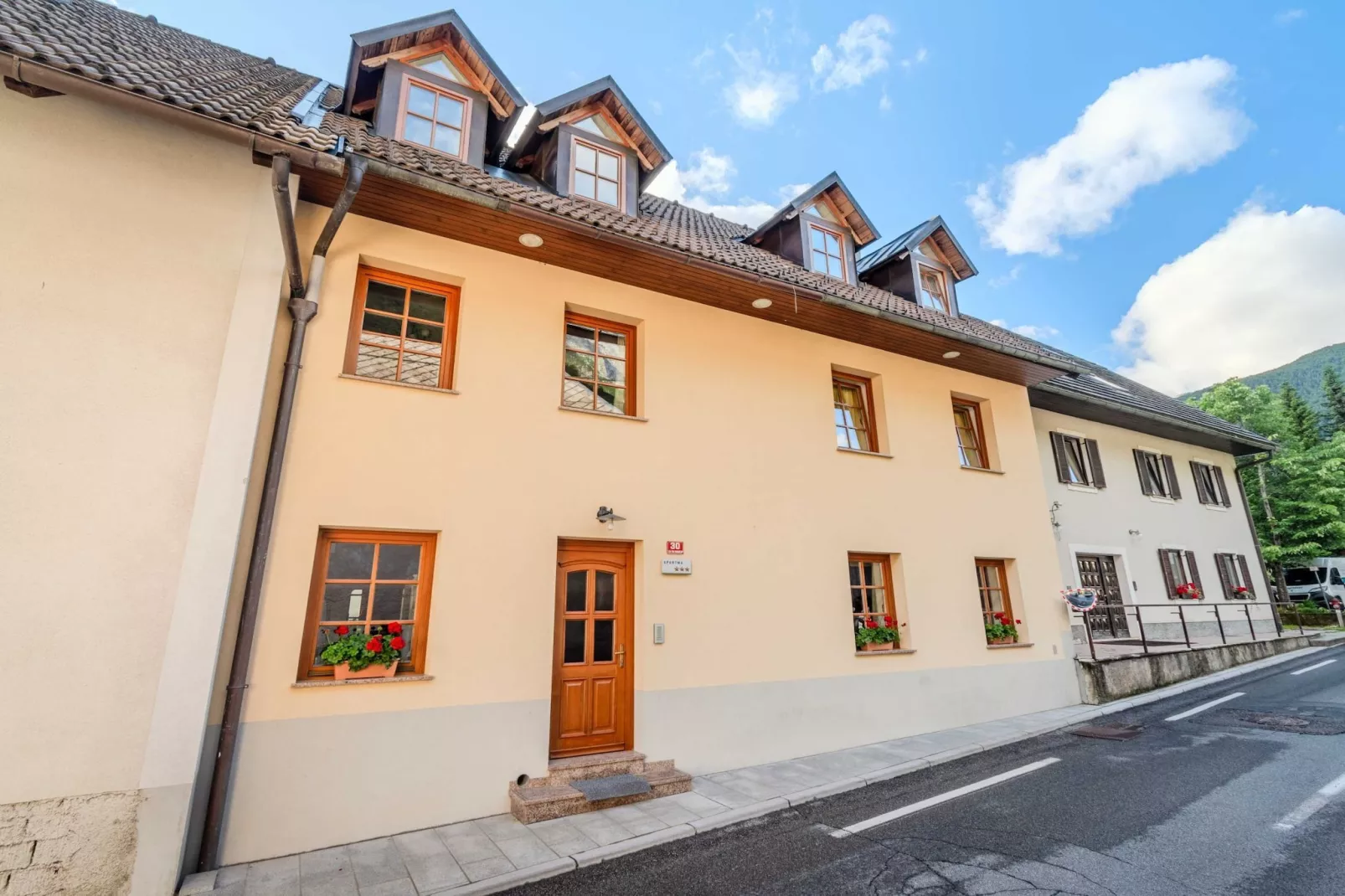Log pod Mangartom Amazing Apartment with Balcony - One Bedroom Apartment with Balcony-Buitenlucht