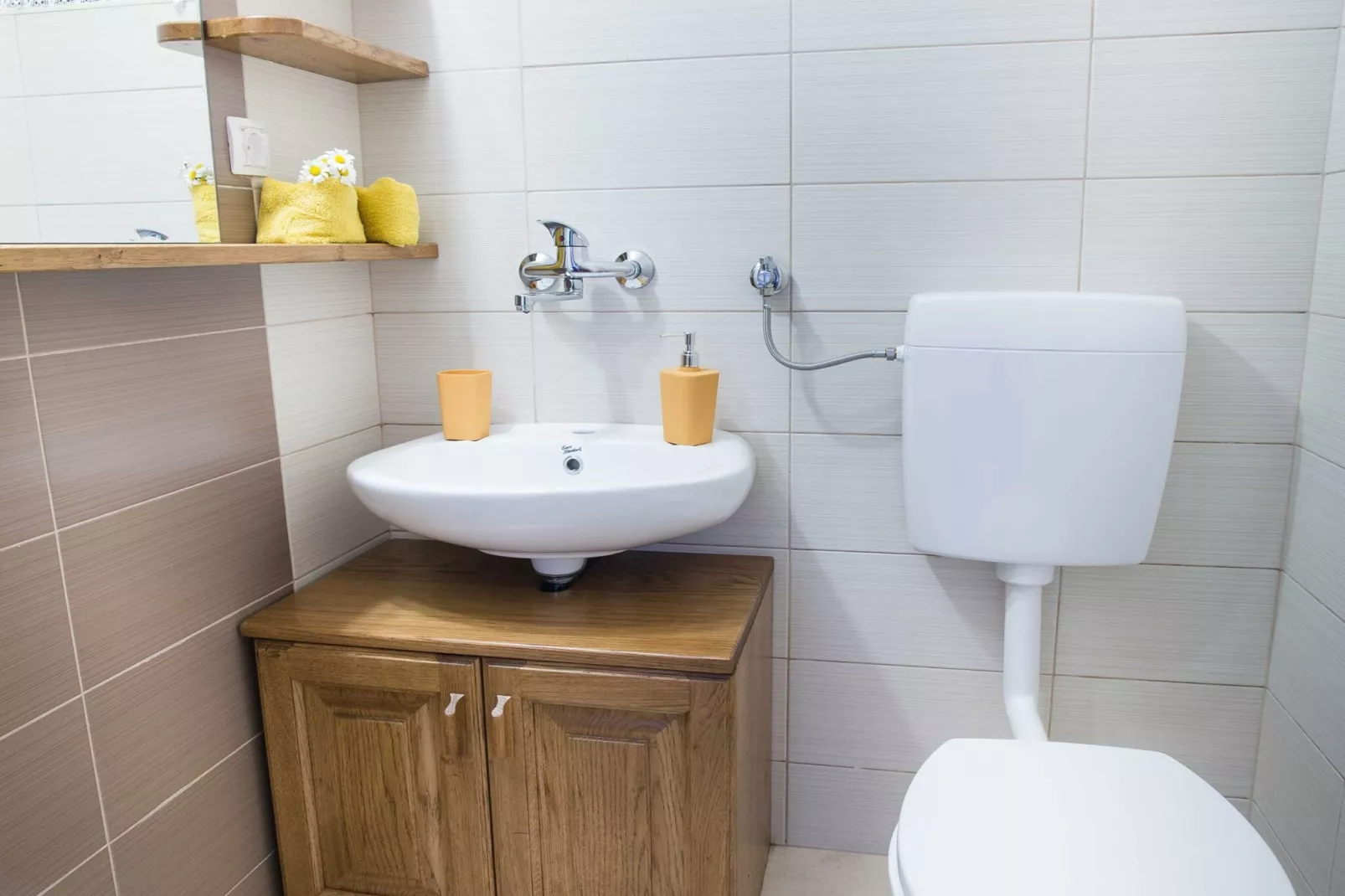 Rustic Authentic Holiday Home with Terrace and Wood Stove - Three Bedroom Holiday Home with Terrace-Badkamer