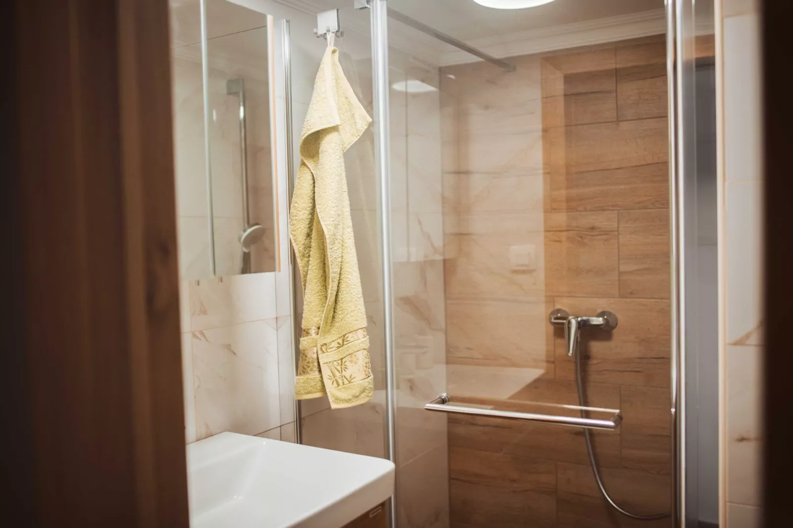 Cozy Holiday Home with Fireplace and Scenic Hills in Bistrica ob Sotli - Two Bedroom Holiday Home-Badkamer