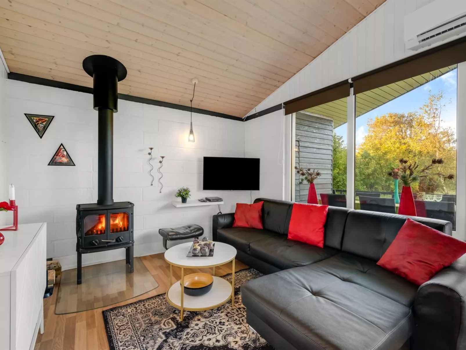 "Sjarlotte" - 400m to the fjord-Binnen