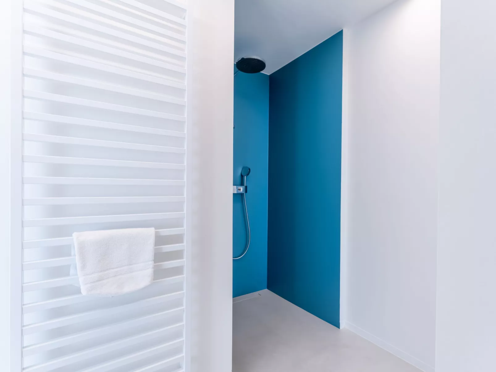 Marie Antoinette close by the sea-Binnen