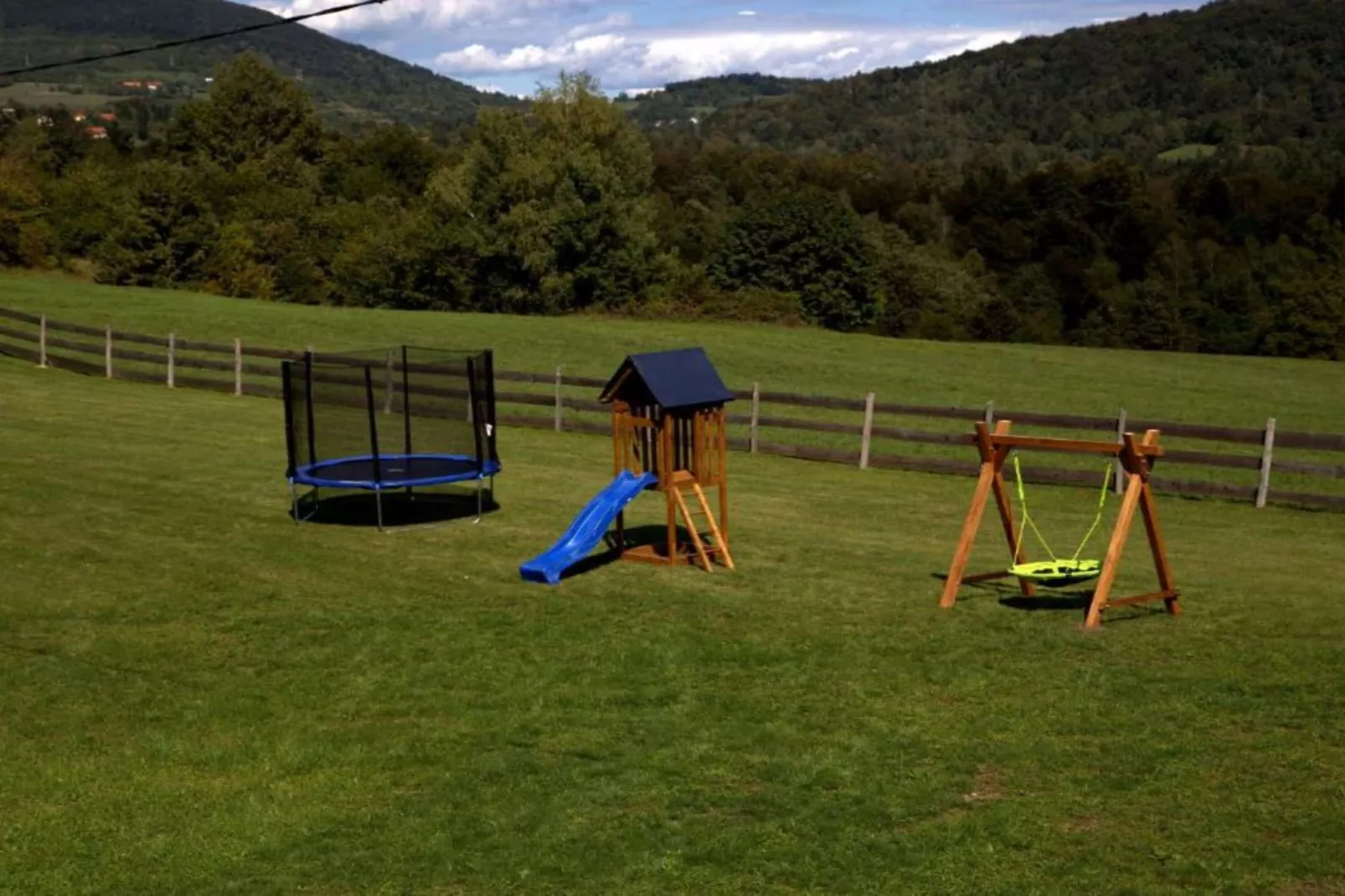 Brezova Poljana Lodge with Sauna and Hot-Tub - Five Bedroom Holiday Home-Buitenlucht