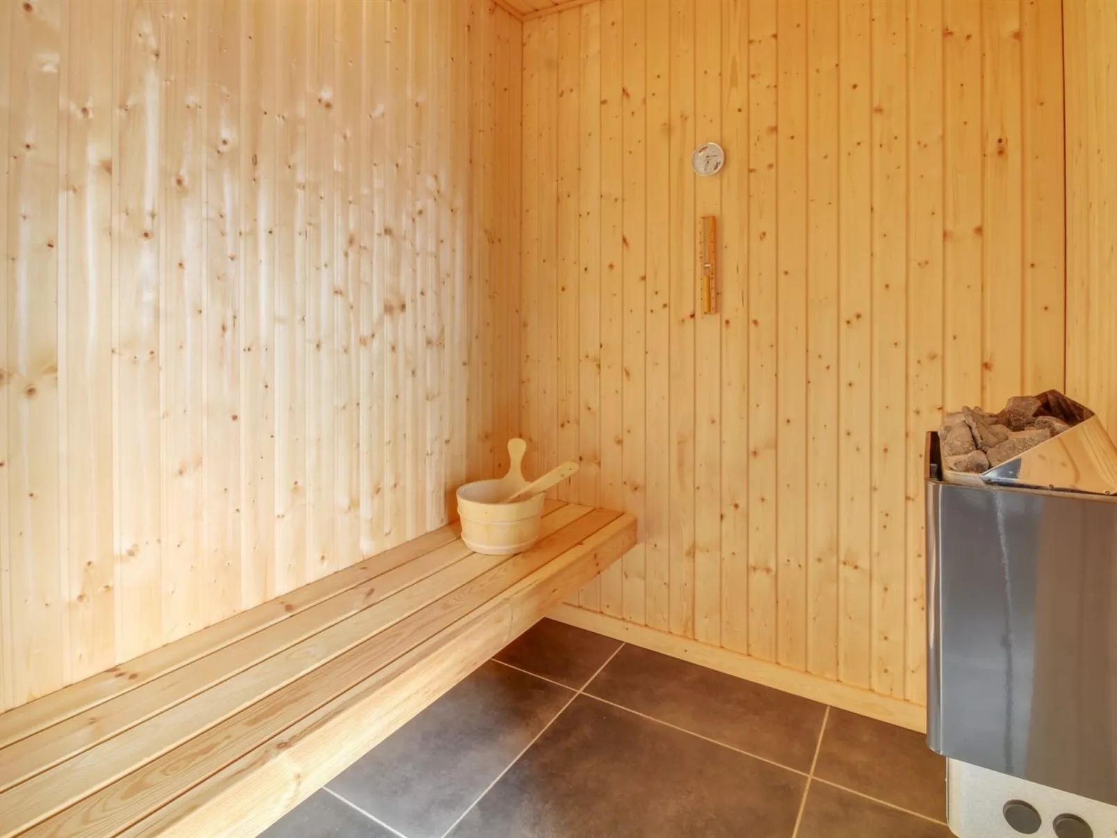 "Yakari" - 300m from the sea-Binnen