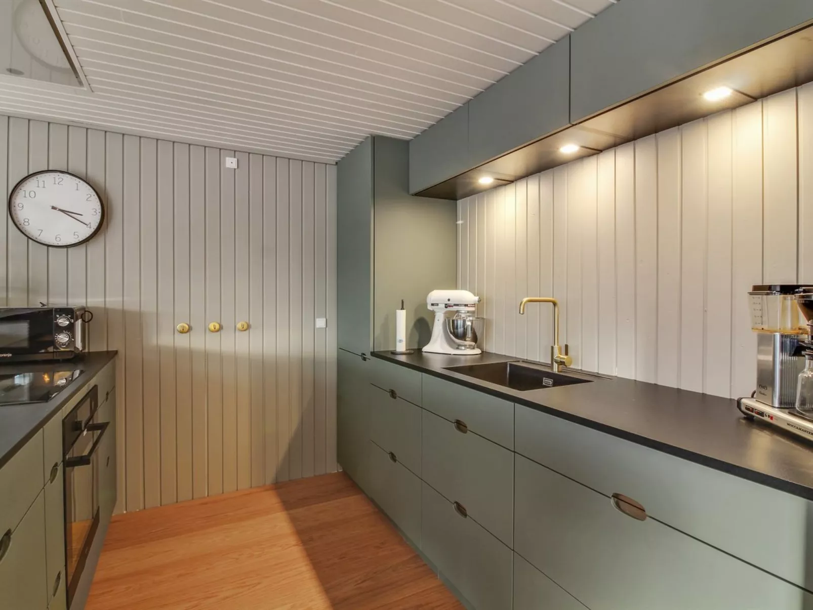 "Rutha" - 45m from the sea-Binnen