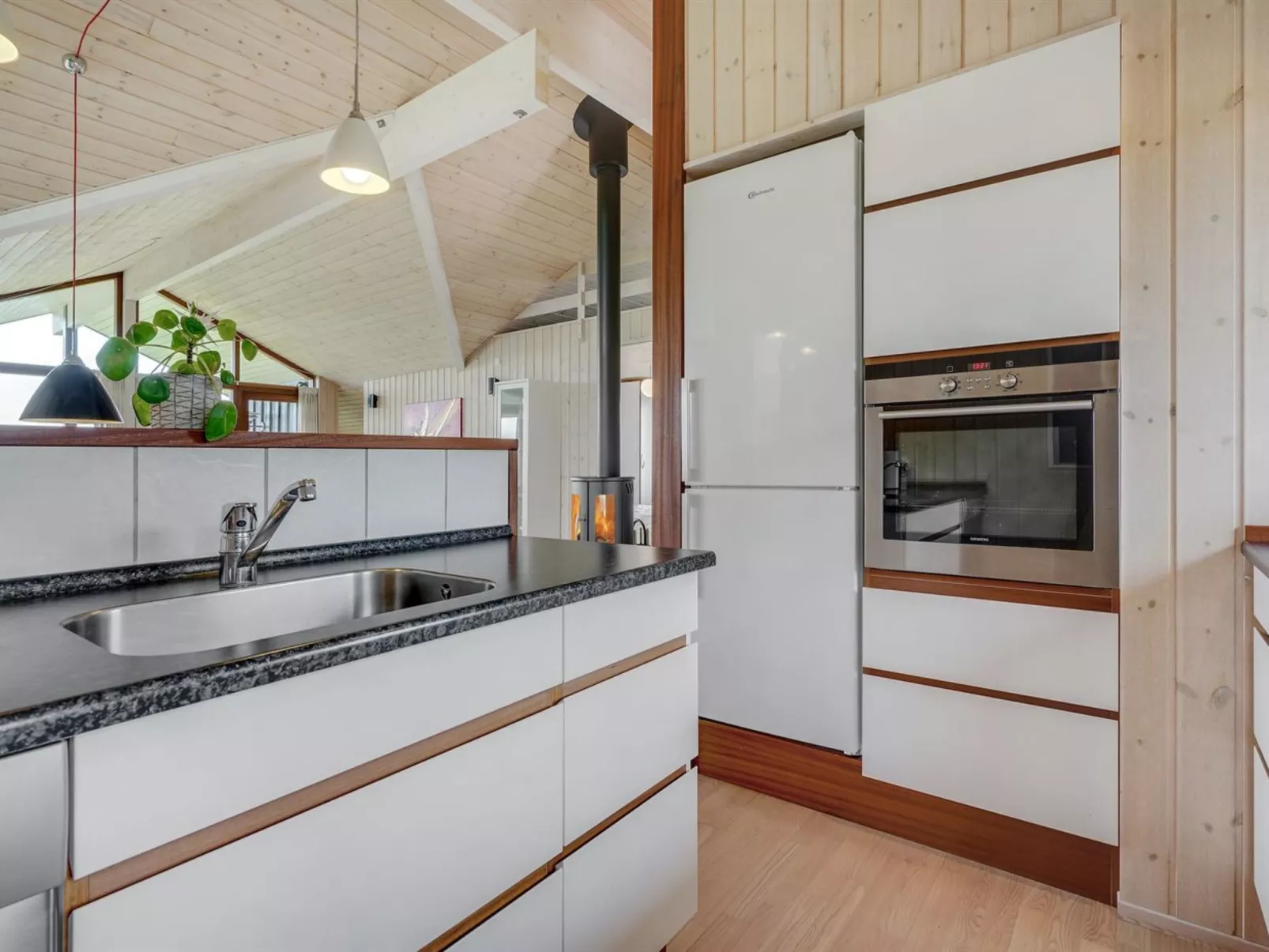 "Juliana" - 400m from the sea-Binnen