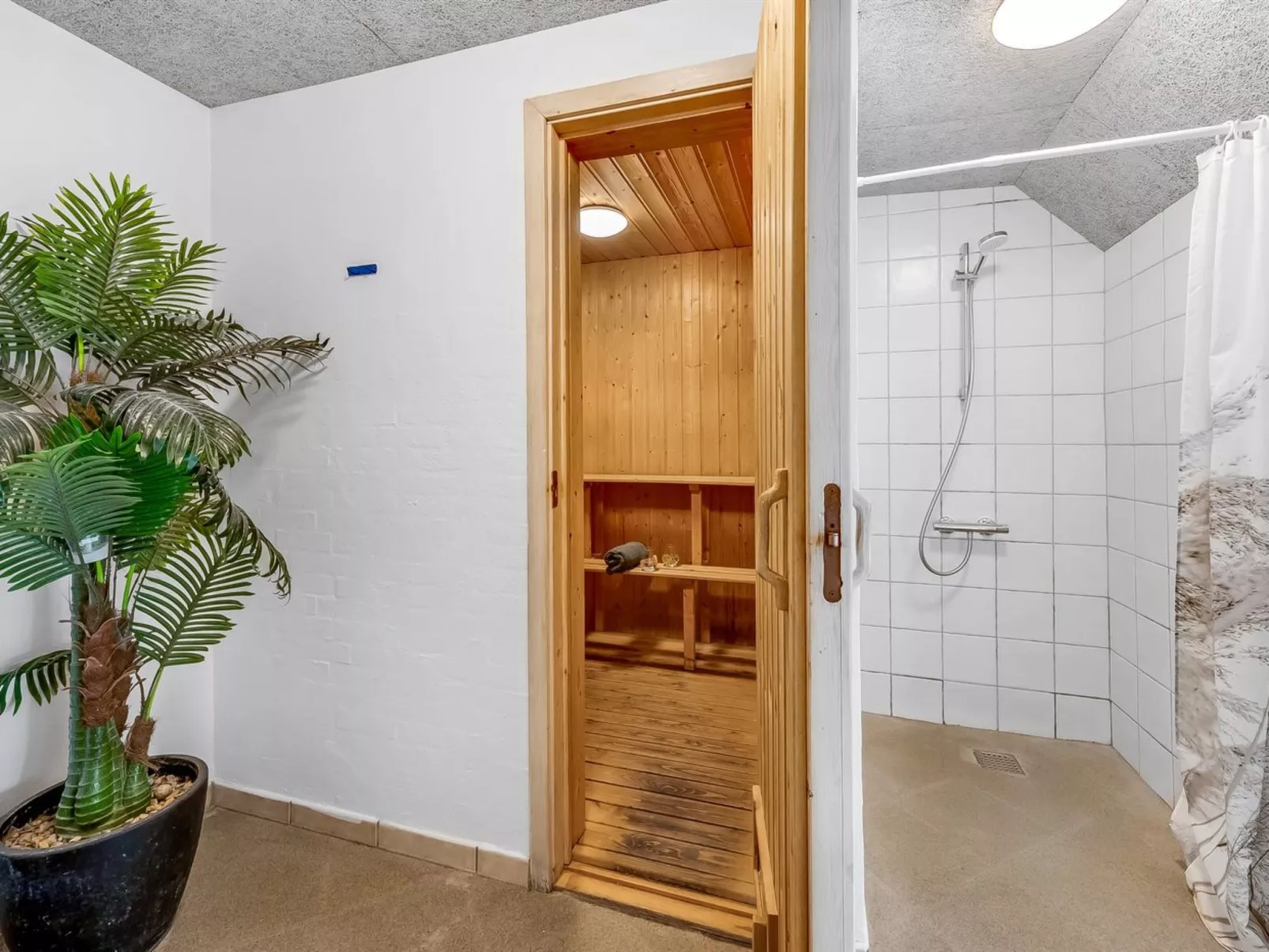 "Thana" - 1.4km from the sea-Binnen