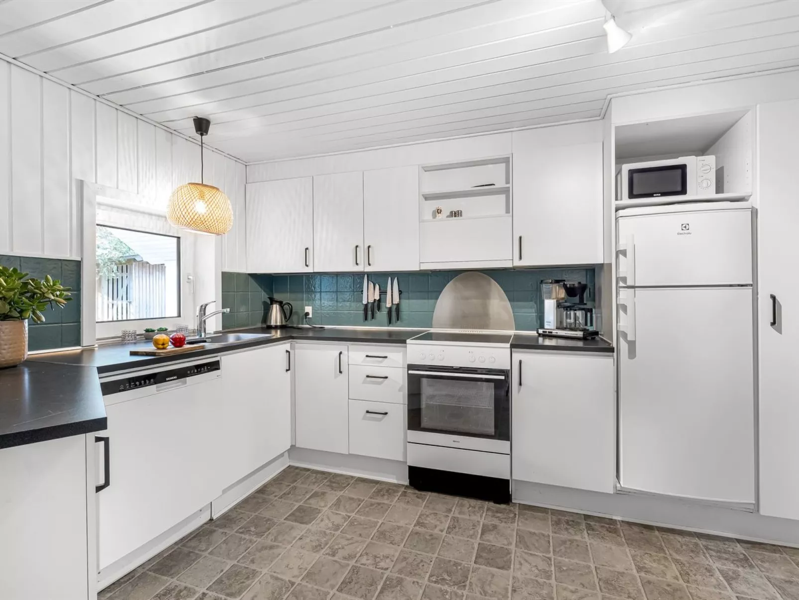 "Sylvi" - 1.7km from the sea-Binnen