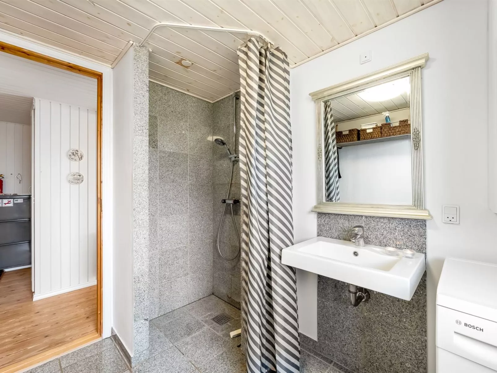 "Heera" - 100m to the fjord-Binnen