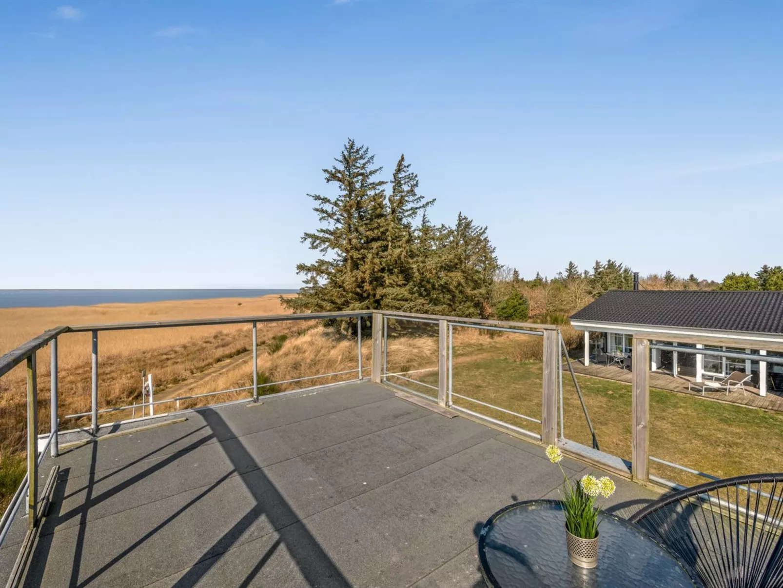 "Bjart" - 50m to the fjord-Buiten