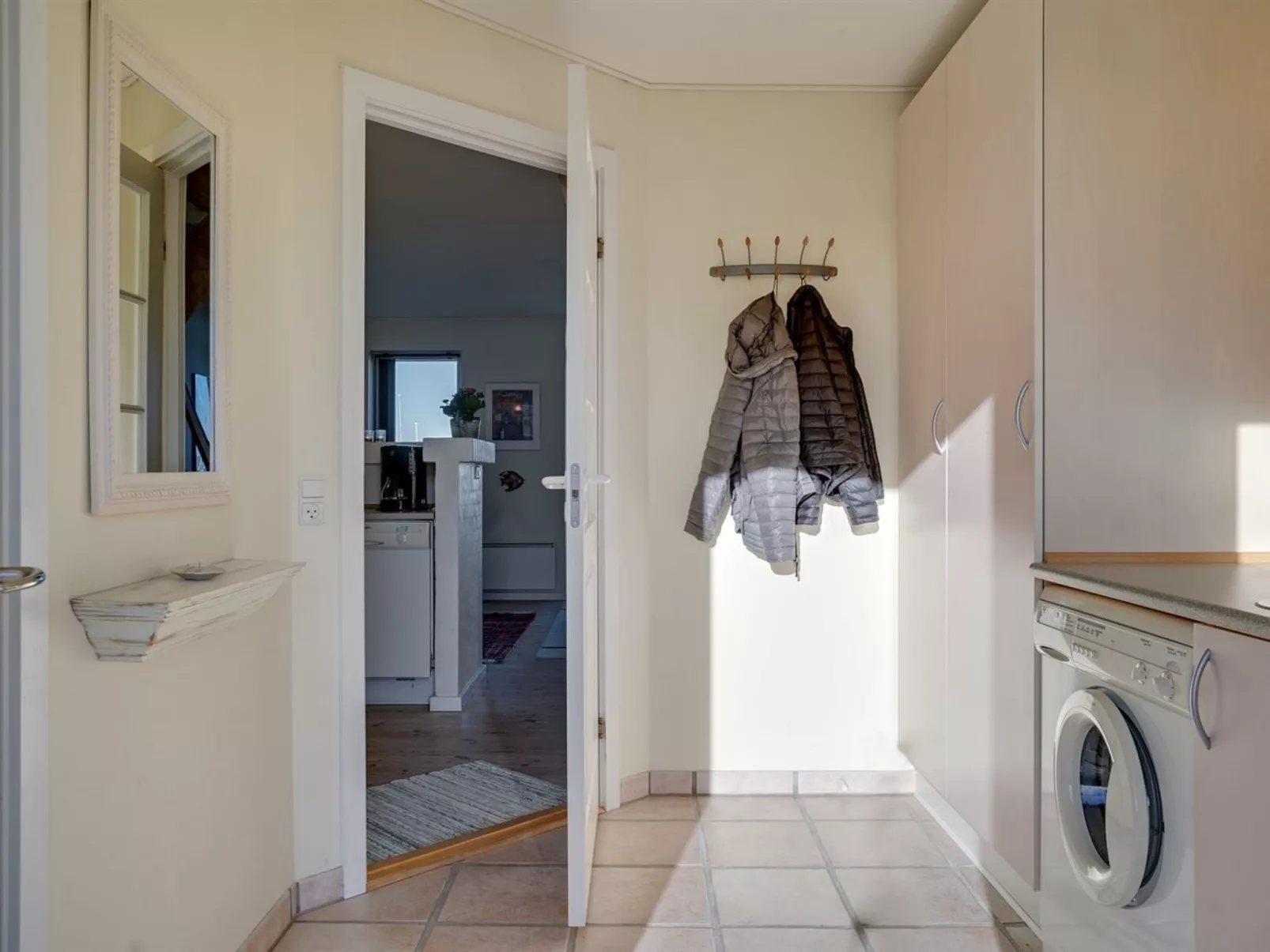 "Line" - 10m from the sea-Binnen