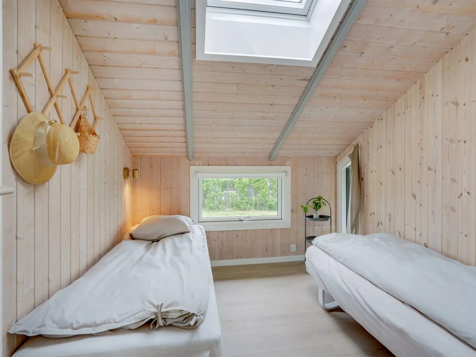 "Ely" - 300m from the sea-Binnen