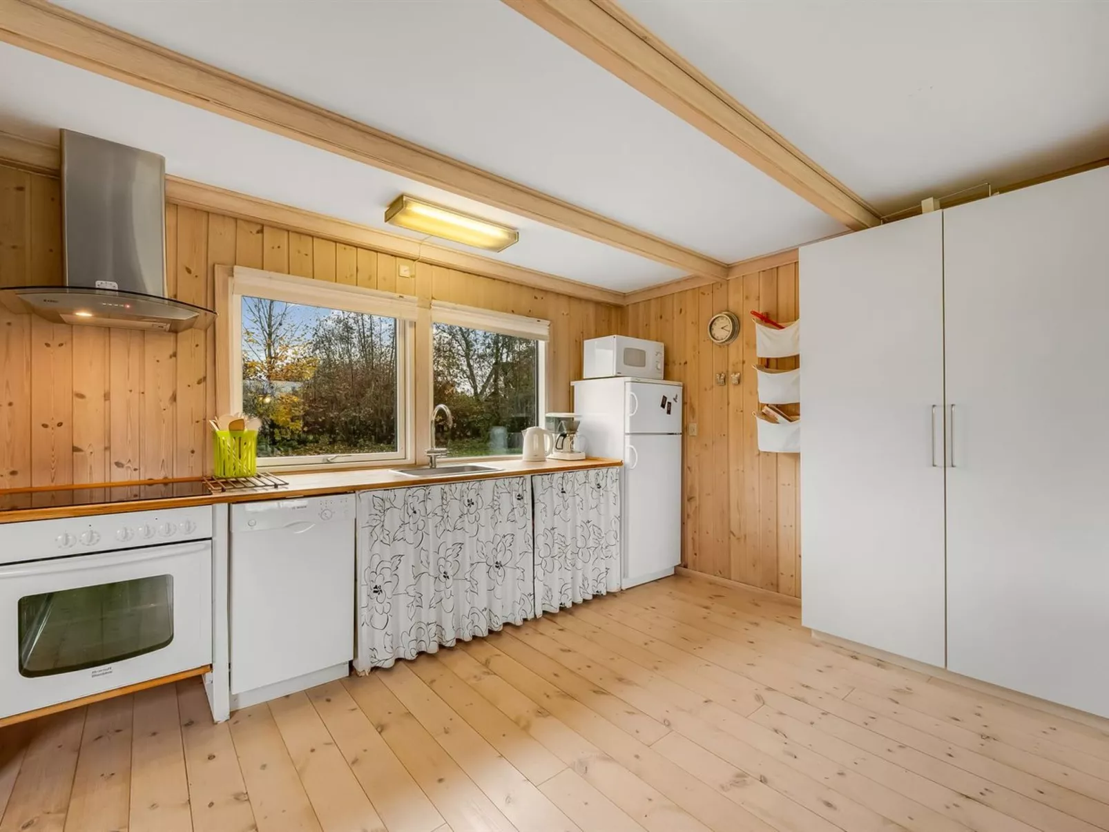 "Scarlet" - 400m to the fjord-Binnen