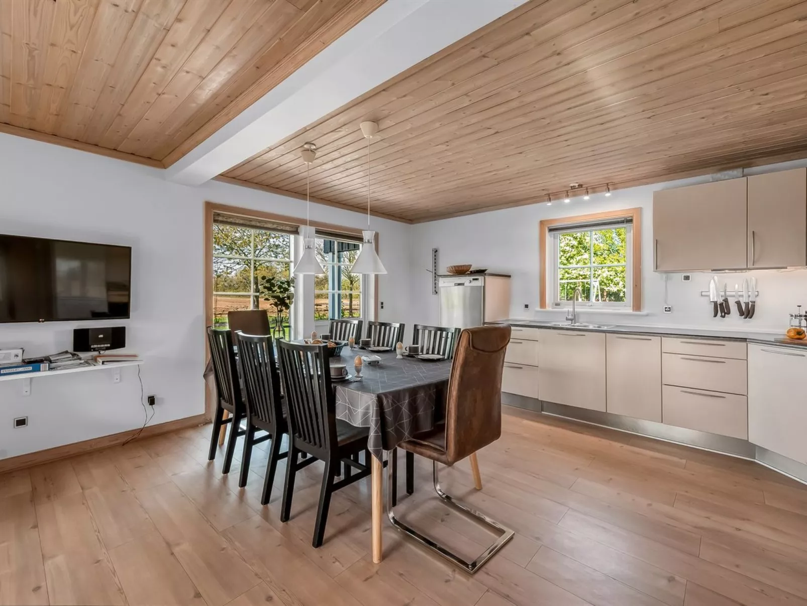 "Adelia" - 850m to the fjord-Binnen