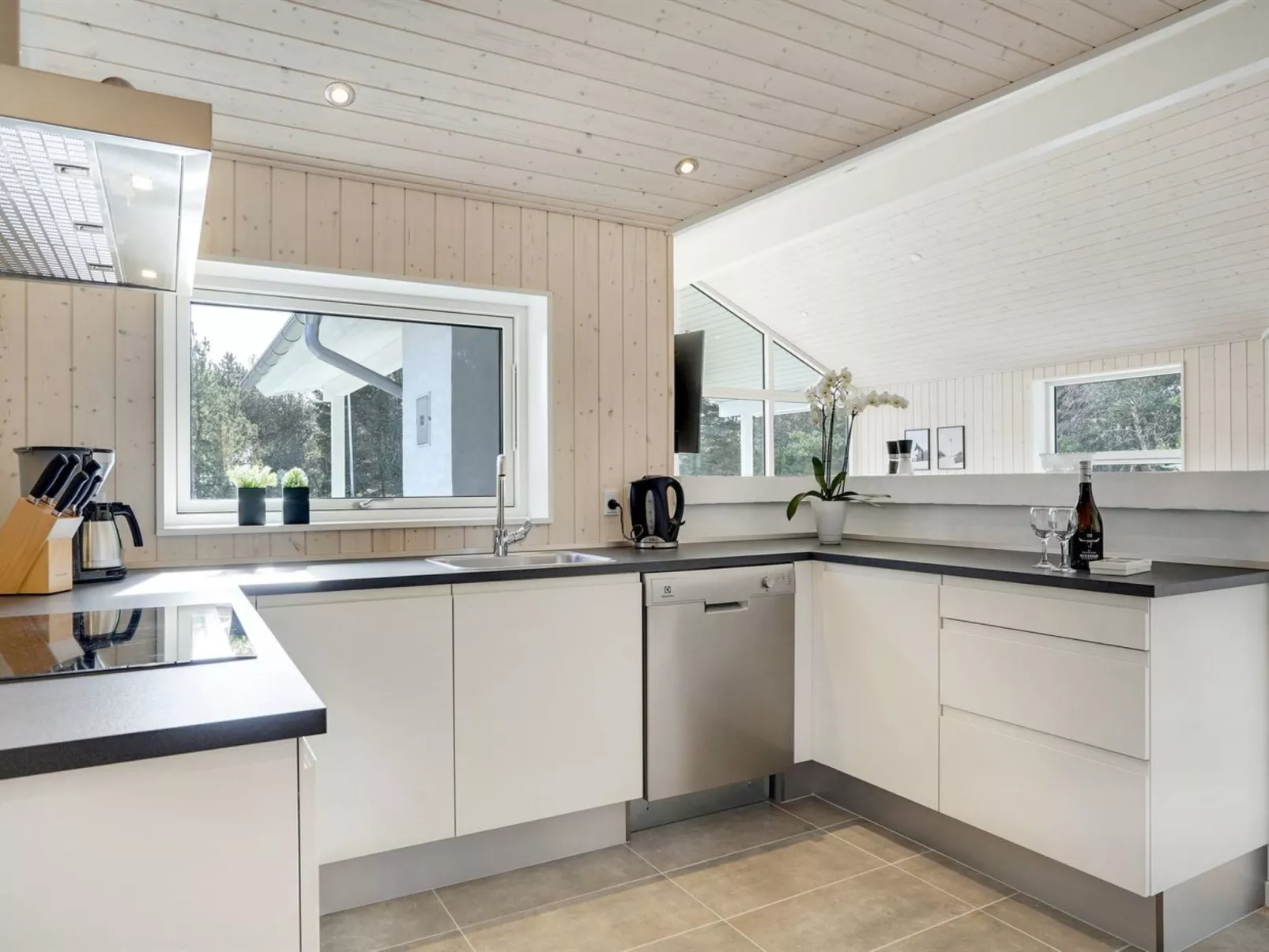 "Dior" - 1.4km from the sea-Binnen