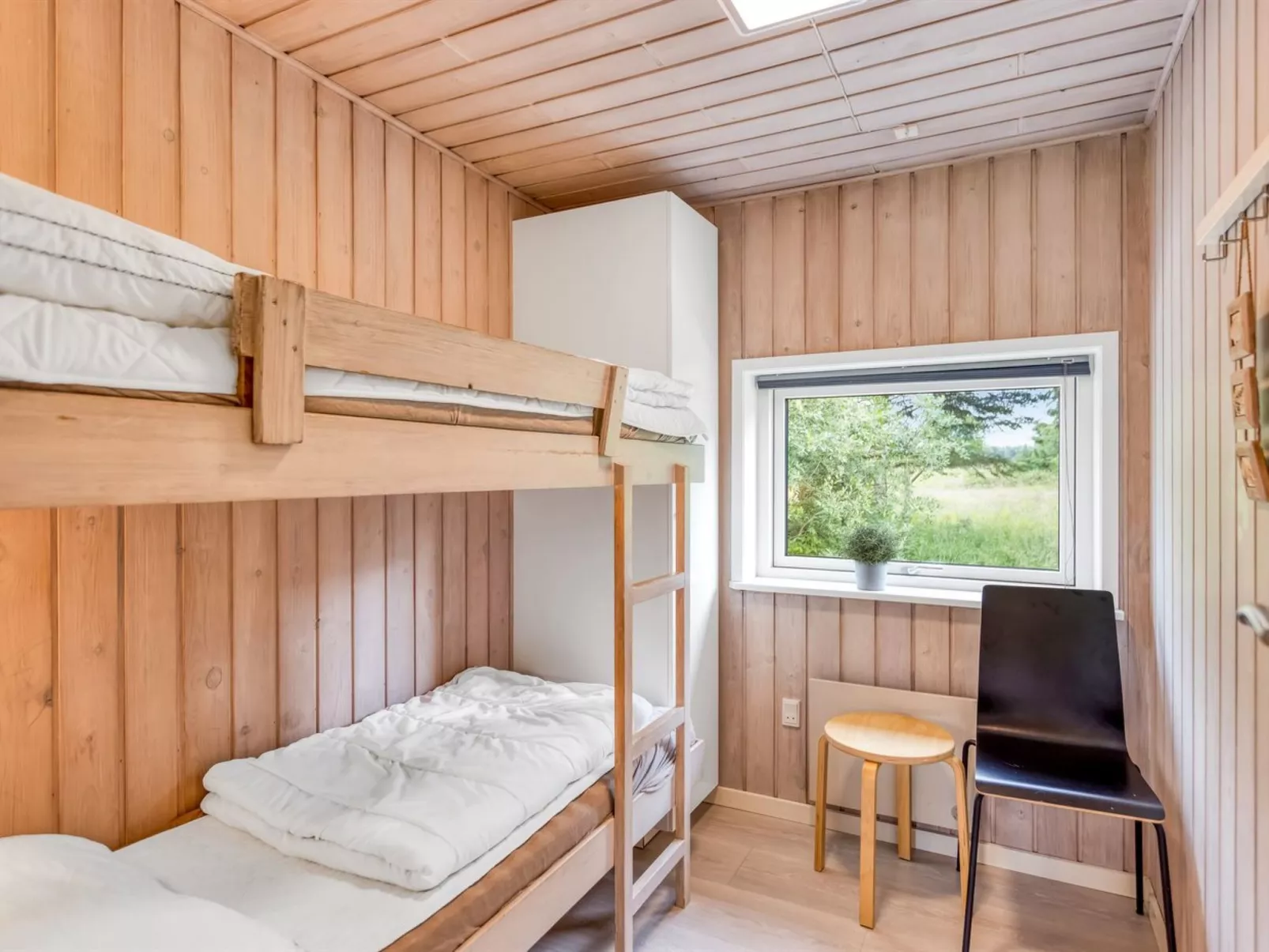 "Yngve" - 1.2km from the sea-Binnen