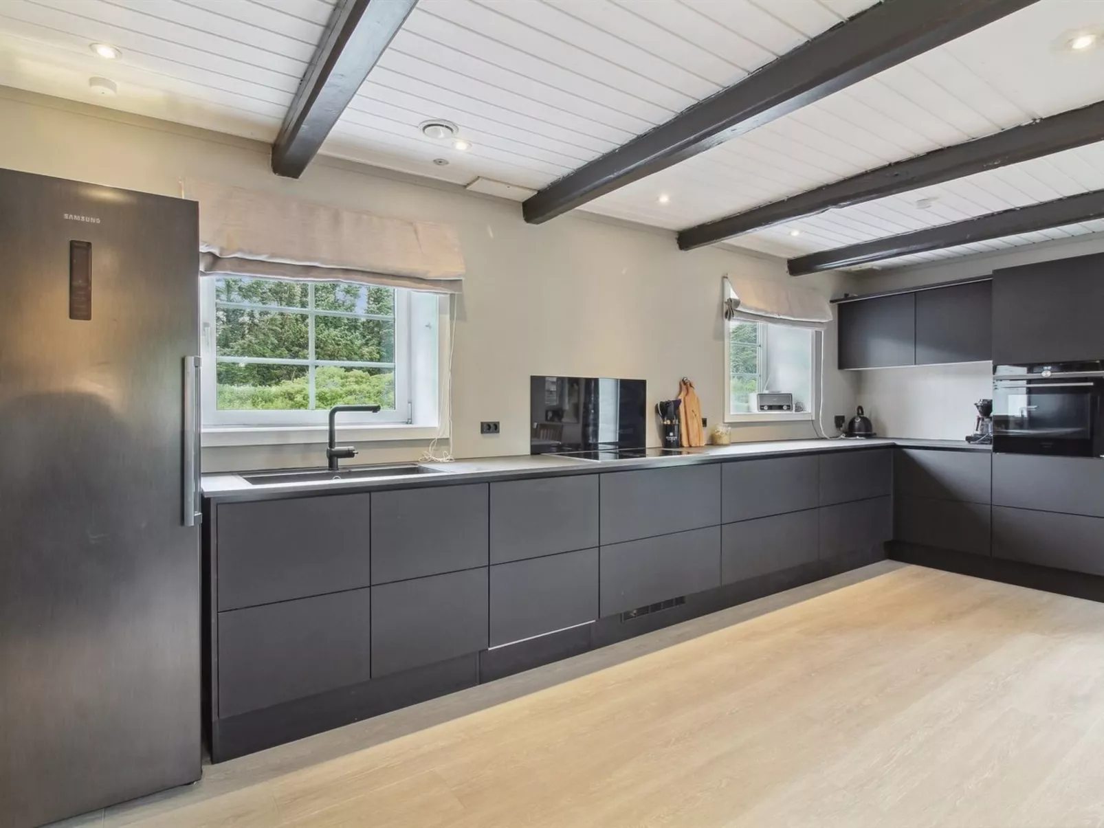 "Law" - 400m from the sea-Binnen