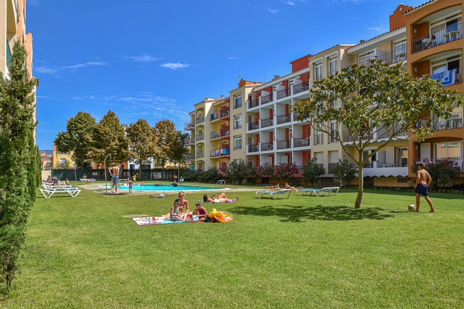 APARTAMENTOS COMTE D'EMPURIES C46-Tuinen zomer