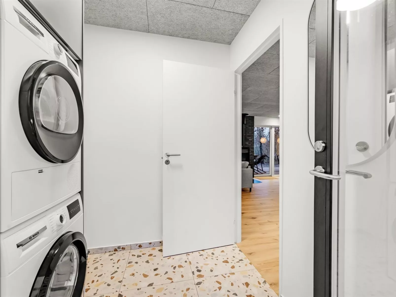 "Liutulf" - 350m to the fjord-Binnen