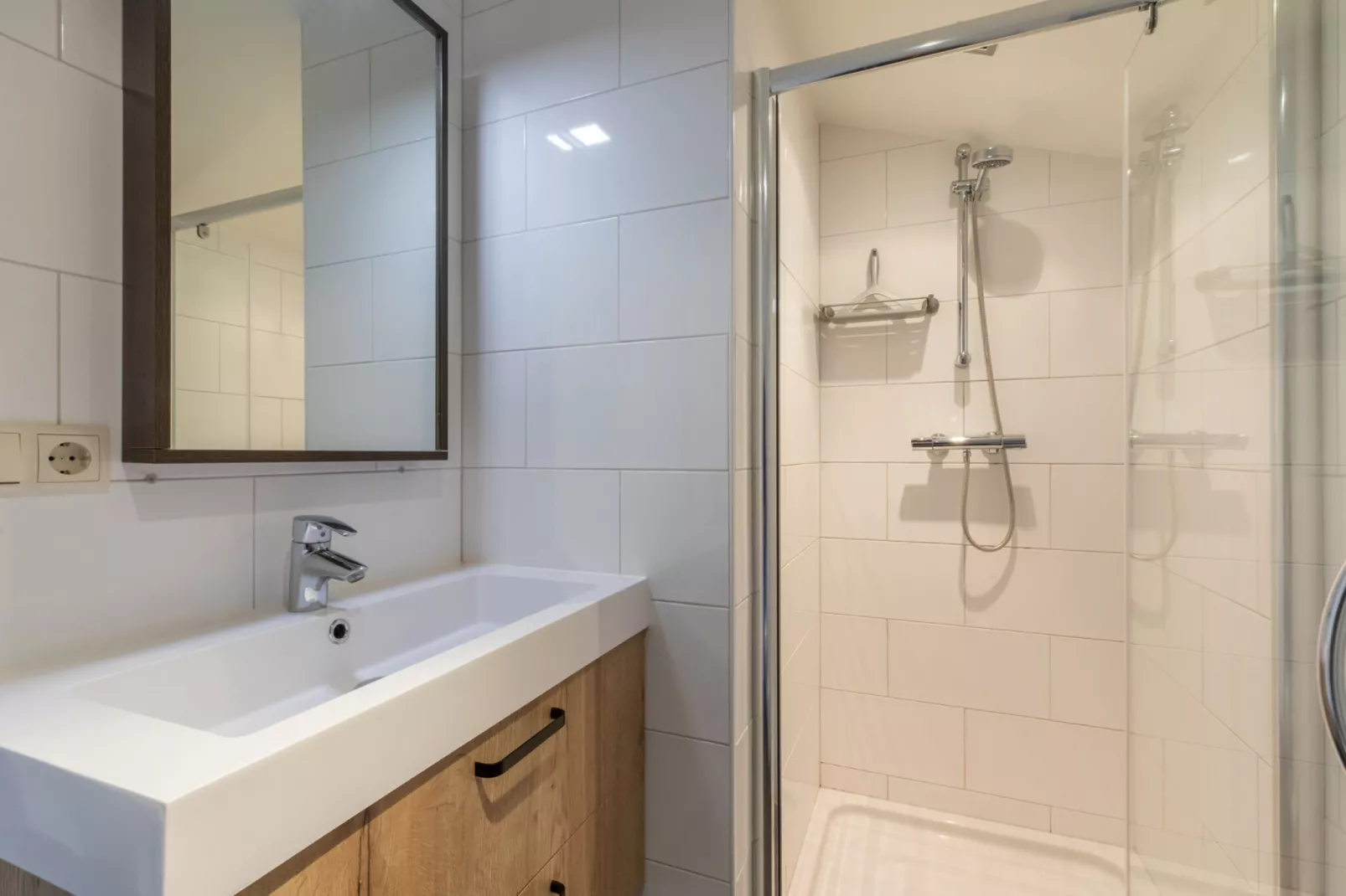 Overnachten in Zoutelande  Comfortabel Appartement Langstraat 5A-Badkamer