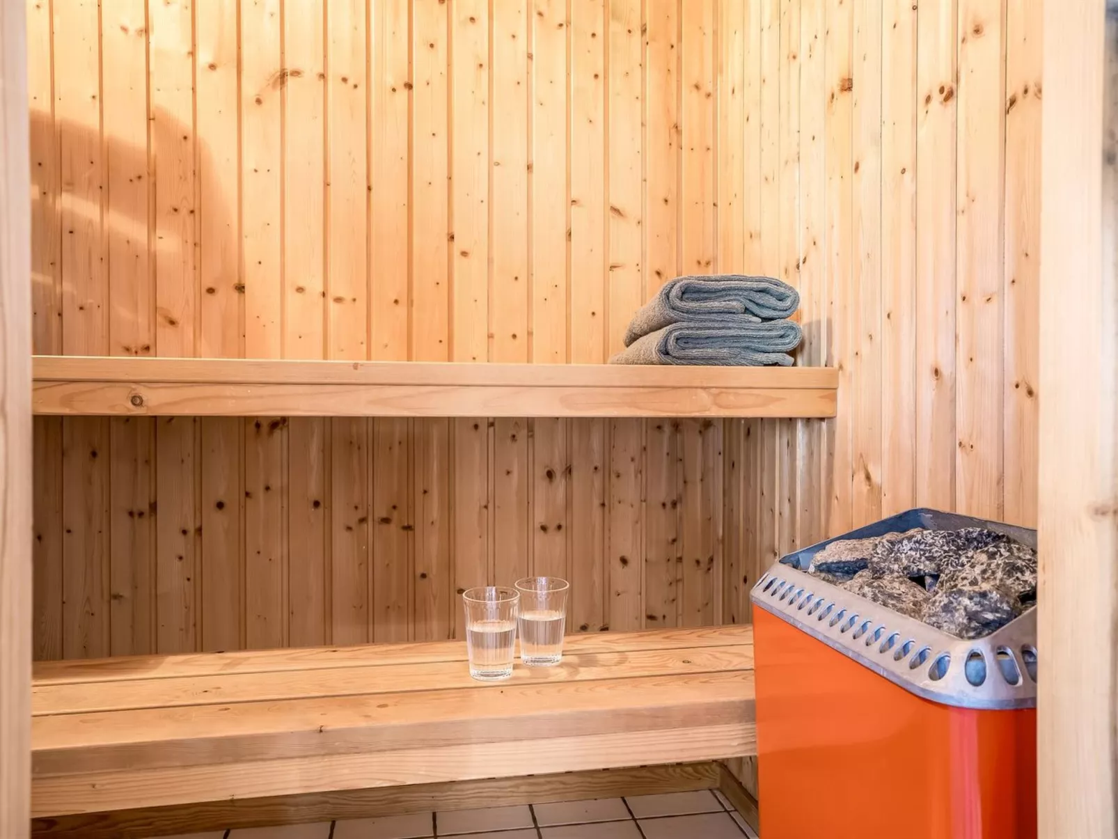 "Henri" - 1.2km from the sea-Binnen