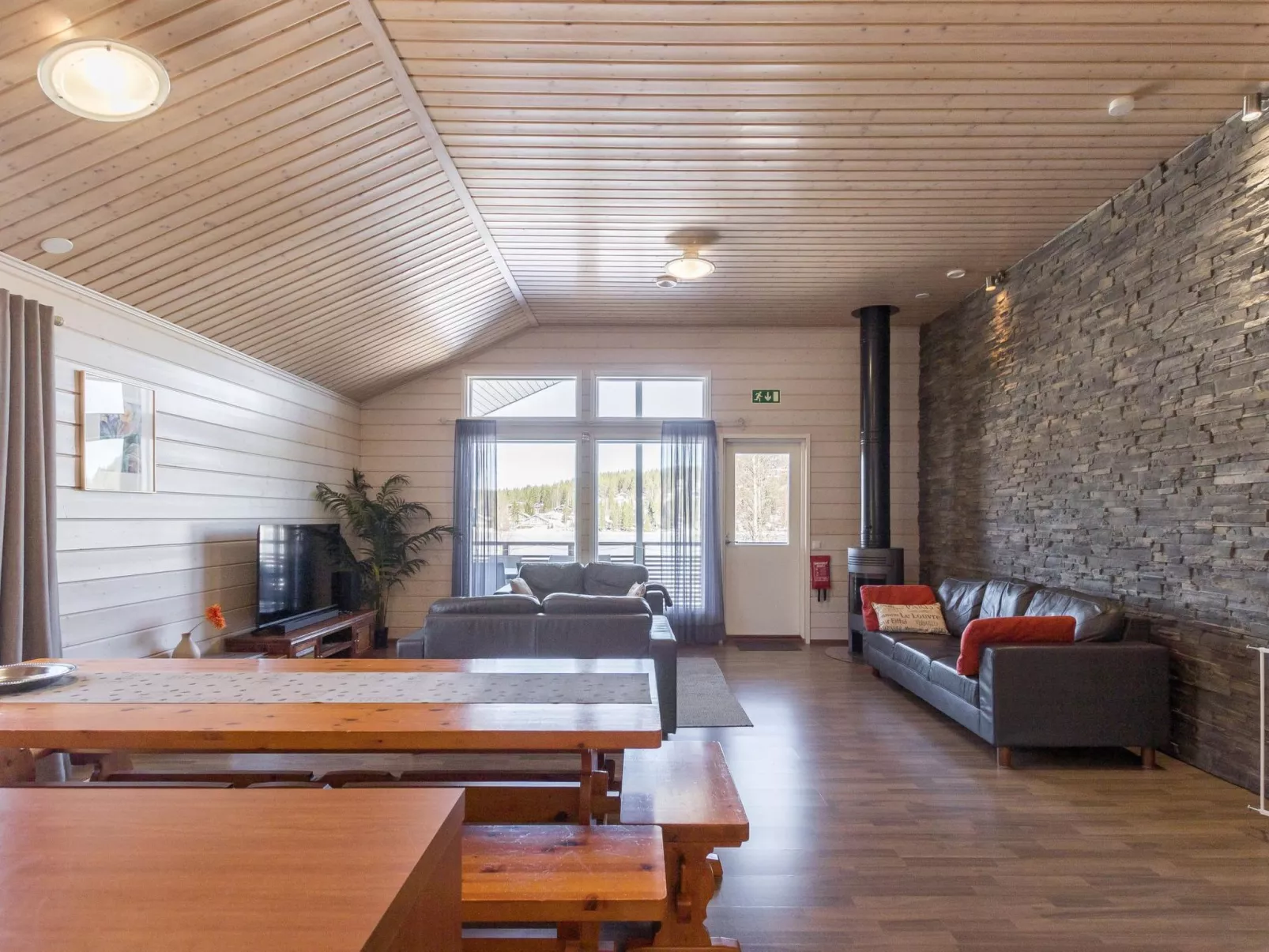 Hallan karhu b, paritalo-Binnen