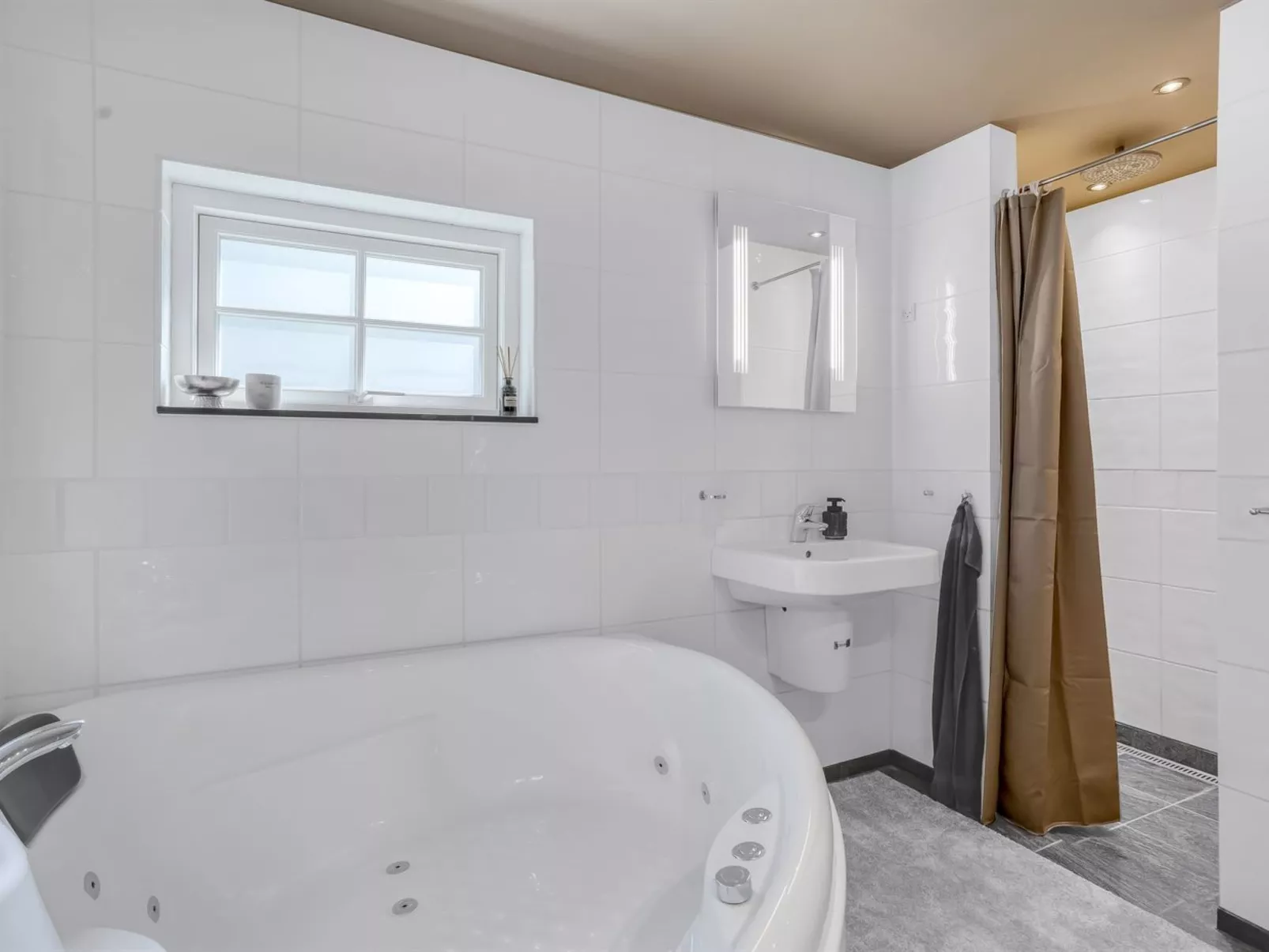 "Marlena" - 1.1km from the sea-Binnen