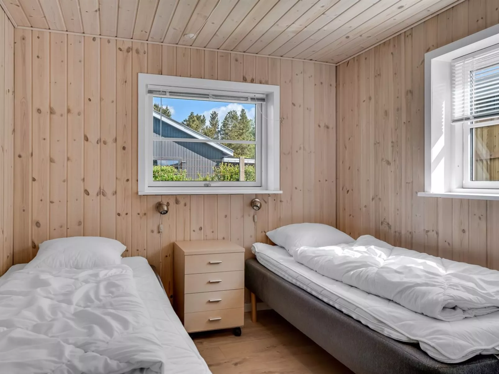 "Ebertine" - 740m to the fjord-Binnen