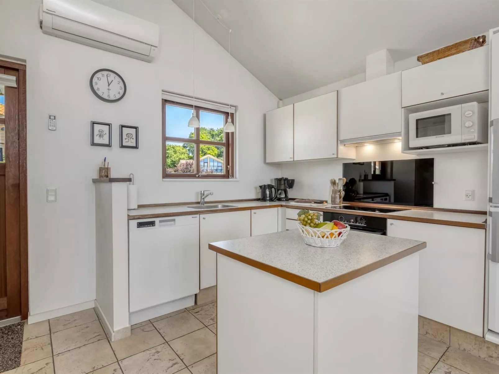 "Era" - 100m from the sea-Binnen