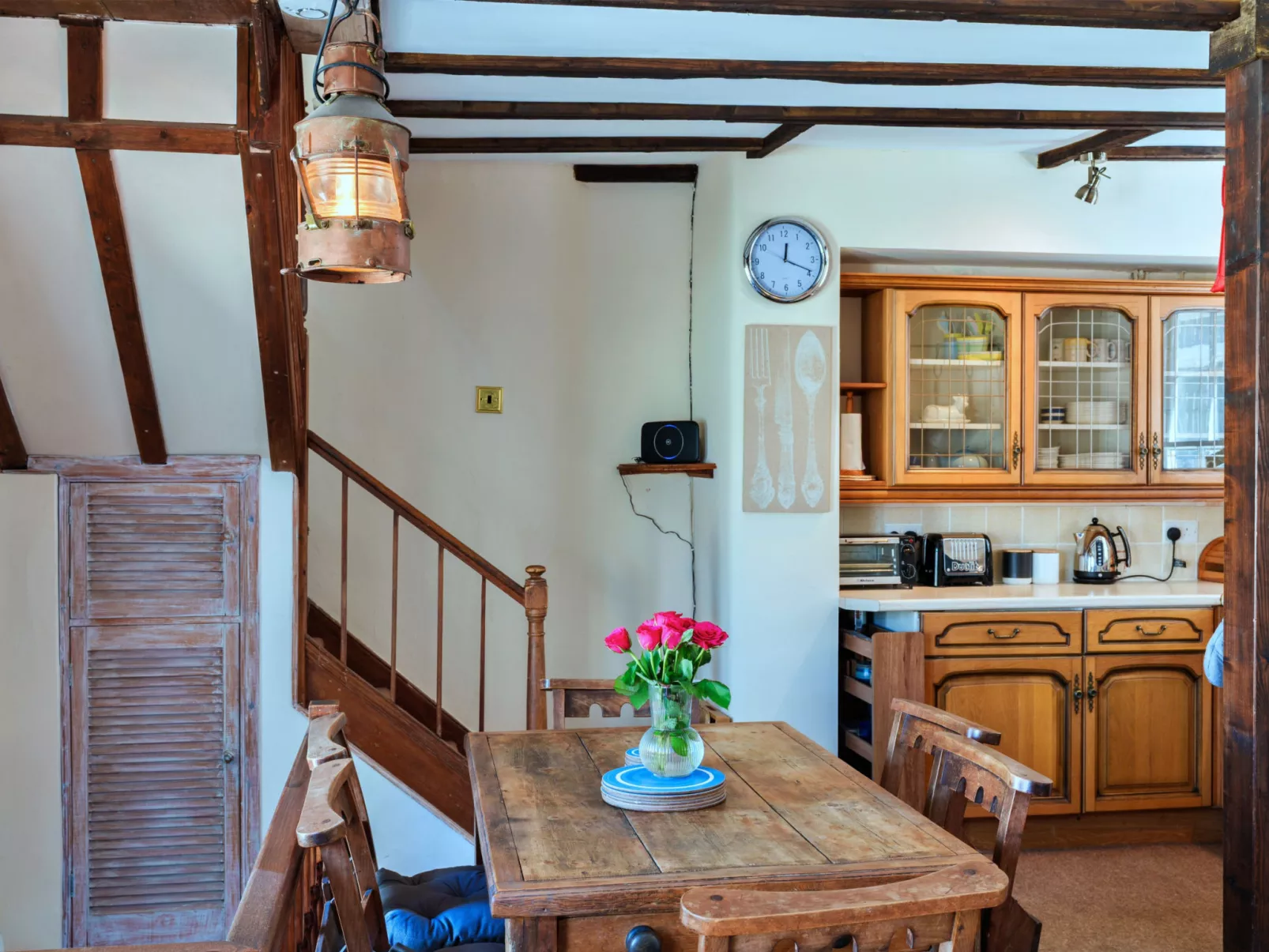 April Cottage-Binnen