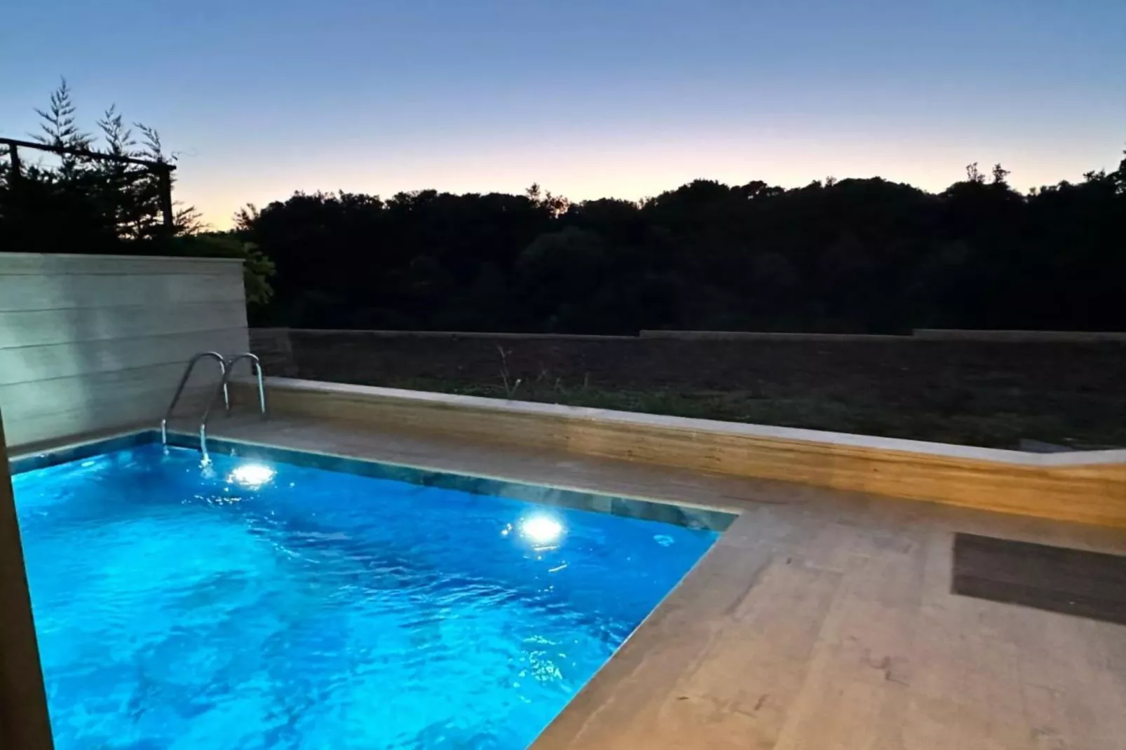 Leonarda Waterfront Residences-Two-Bedroom Apartment with private pool (The Bayfront One) -S5-Zwembad