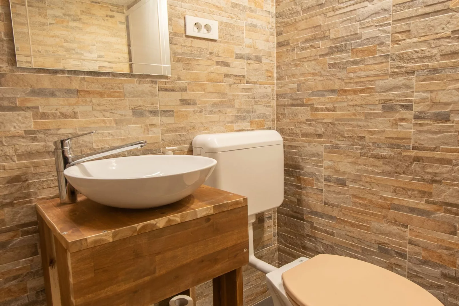 Family-Friendly Serene Retreat Holiday Home - Four Bedroom Holiday Home  with Terrace-Badkamer