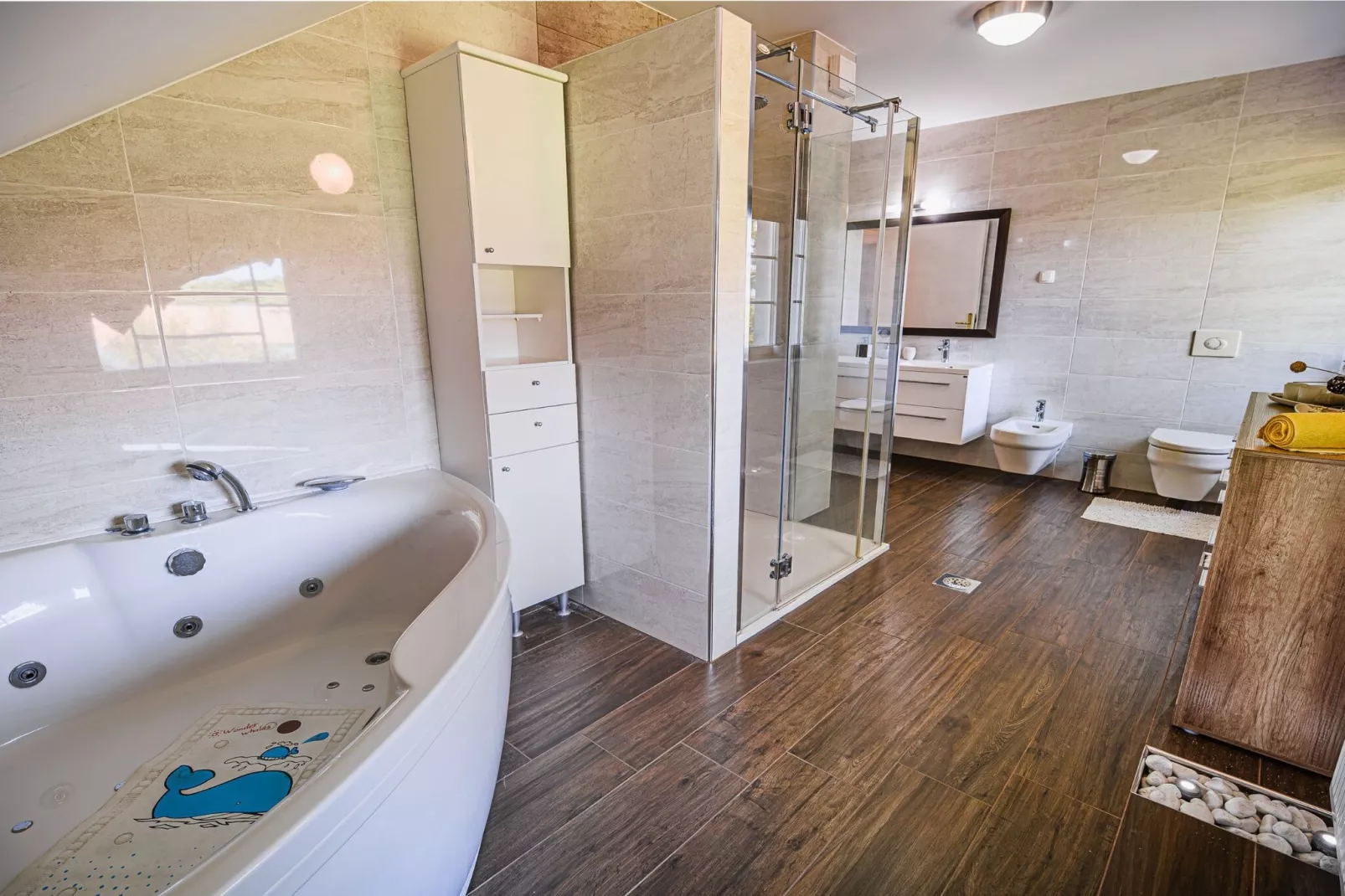 Stunning Rural Holiday Home with Garden and BBQ -  Four Bedroom Holiday Home-Badkamer