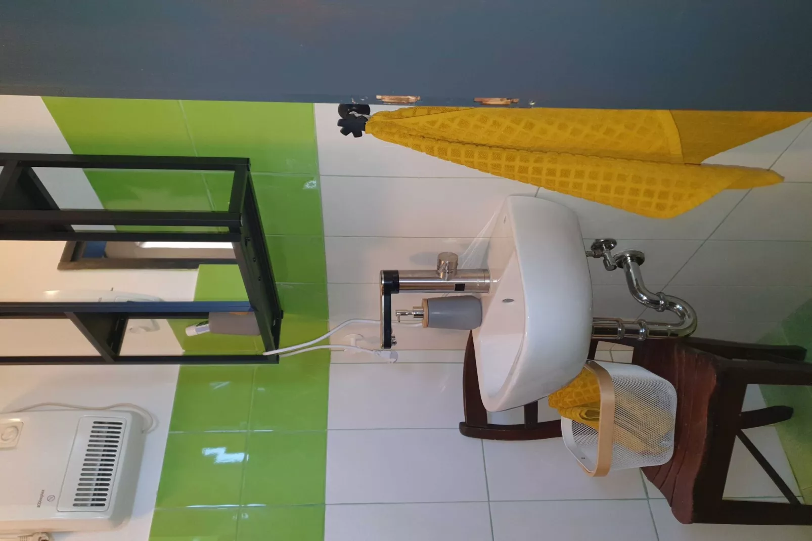 Bright and Sunny Apartment with Terrace - Two Bedroom Apartment with Terrace-Badkamer