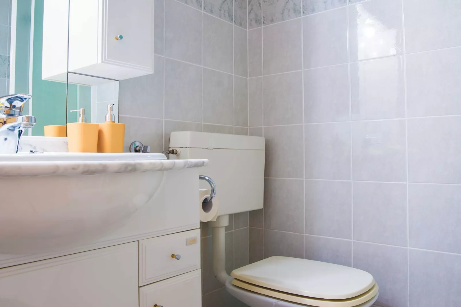 Rustic Authentic Holiday Home with Terrace and Wood Stove - Three Bedroom Holiday Home with Terrace-Badkamer