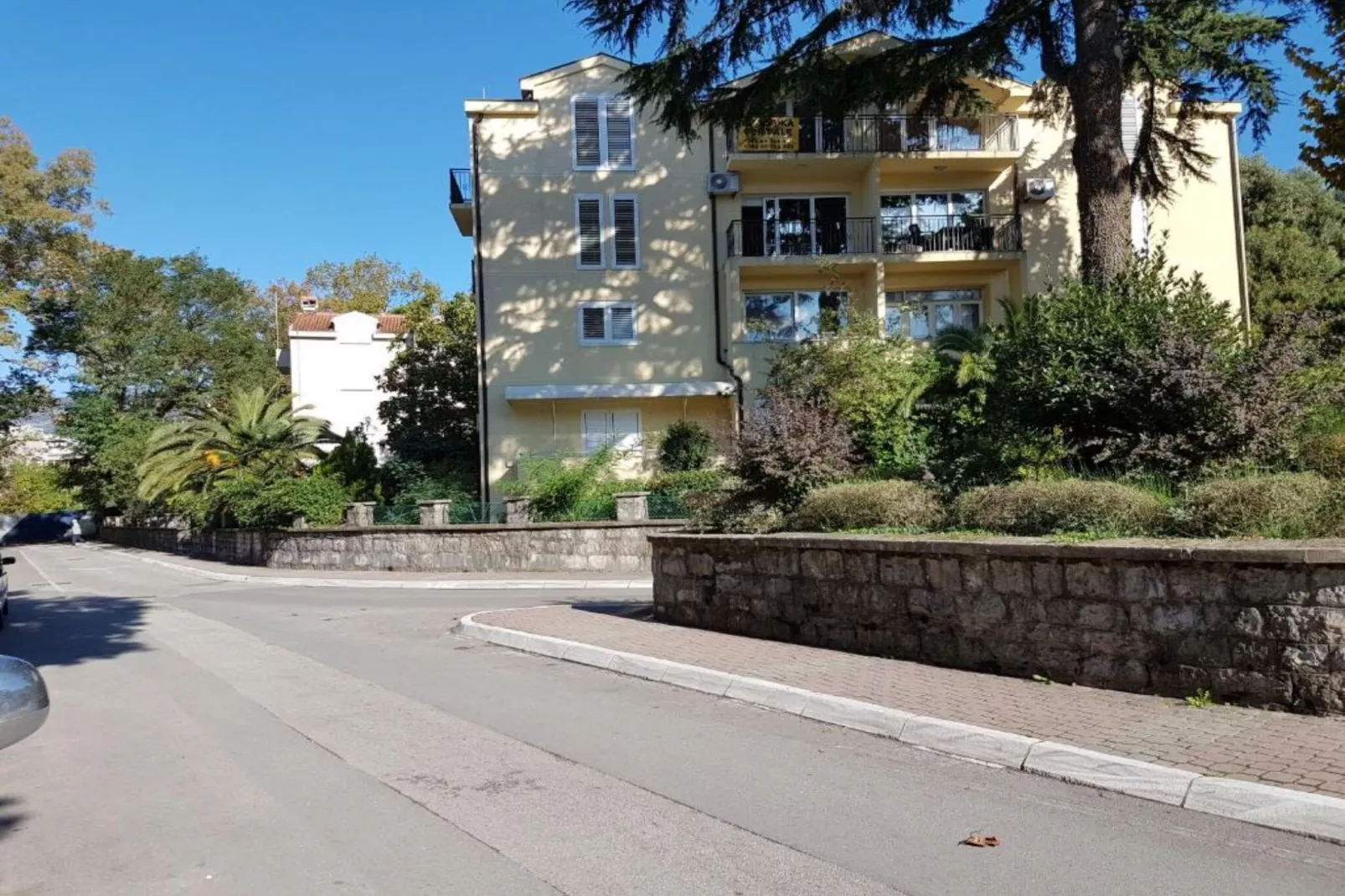 Relaxing Tivat Stay with Balcony & Free Parking - Two Bedroom Apartment-Buitenlucht